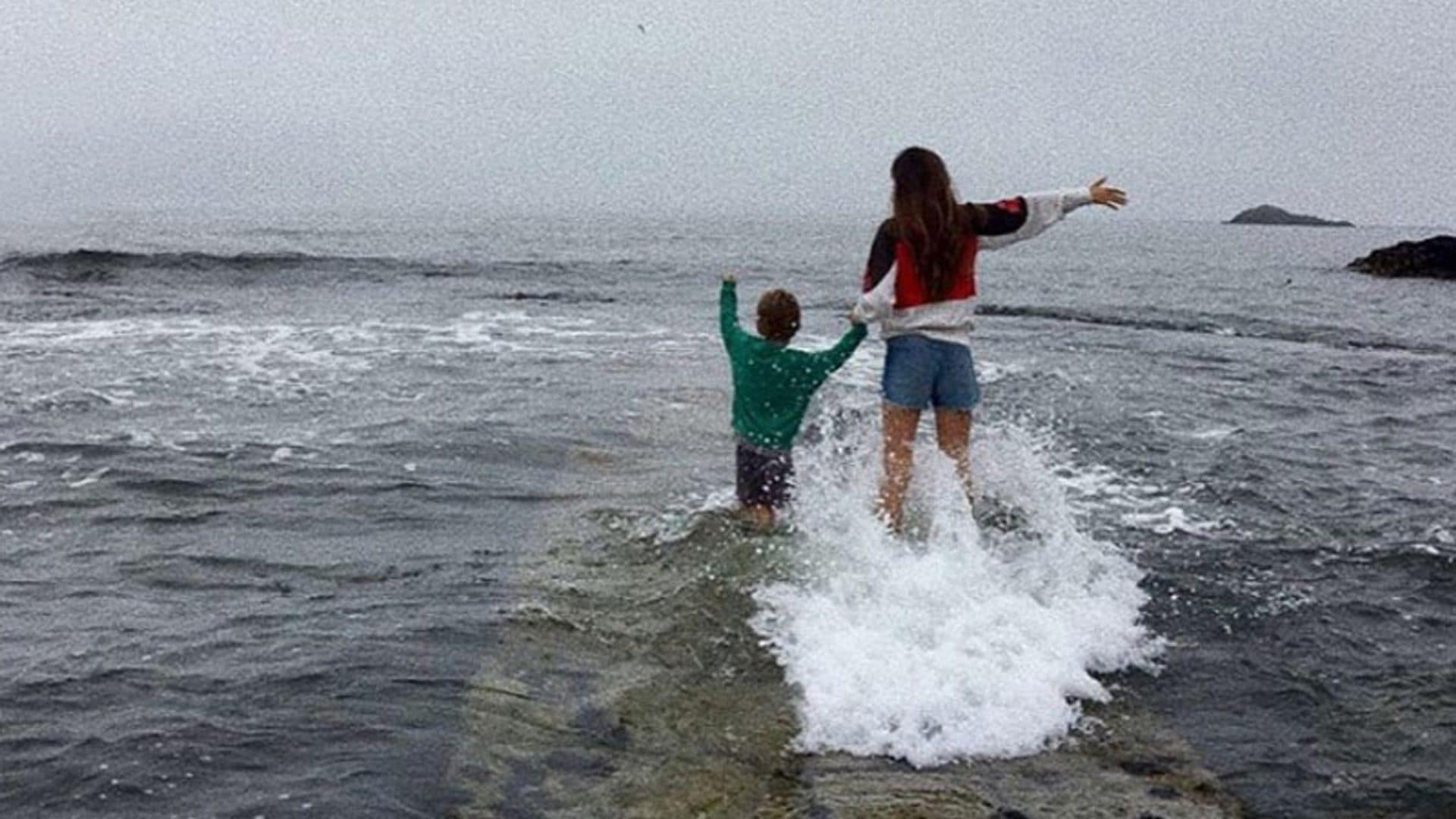 Sara Carbonero y su hijo Martín superan juntos el miedo a las olas