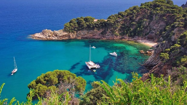 paisaje costero en la costa brava cerca de tossa de mar