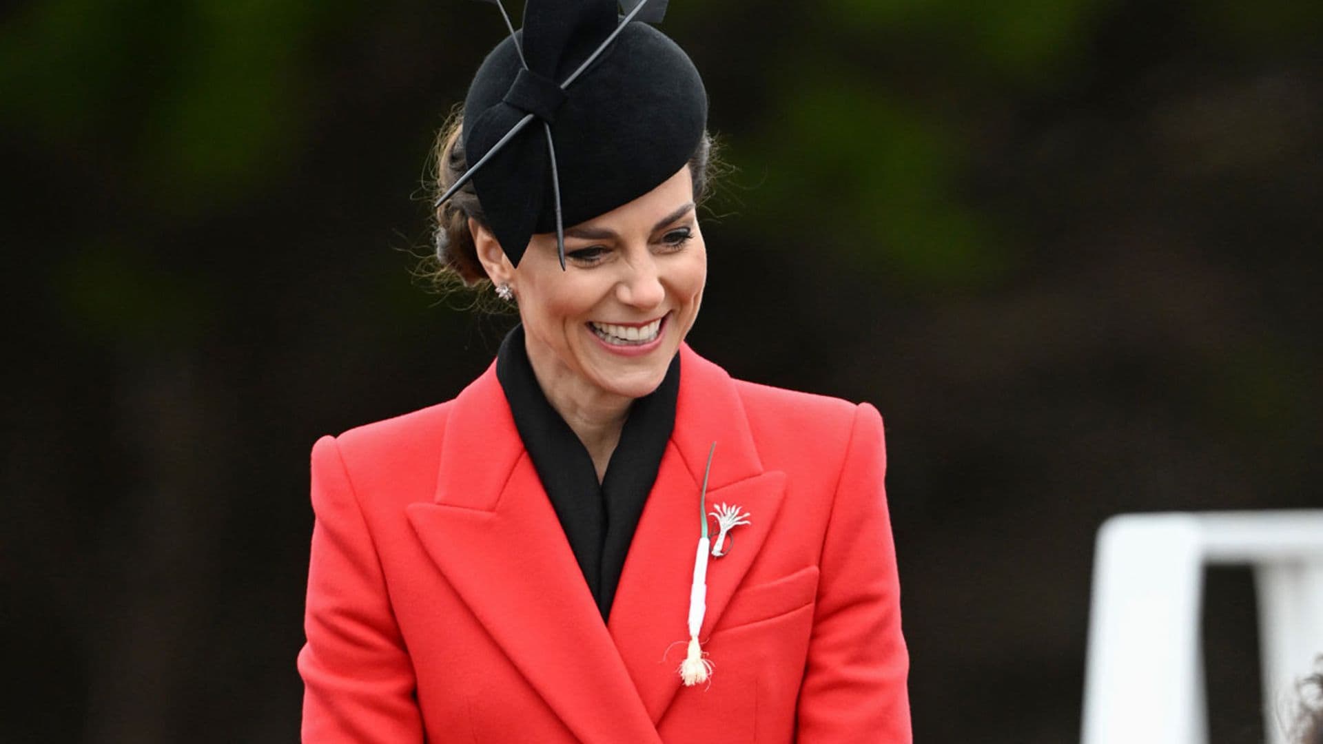 Las sorpresas del look de la princesa de Gales en San David: tocado de plumas y guantes troquelados