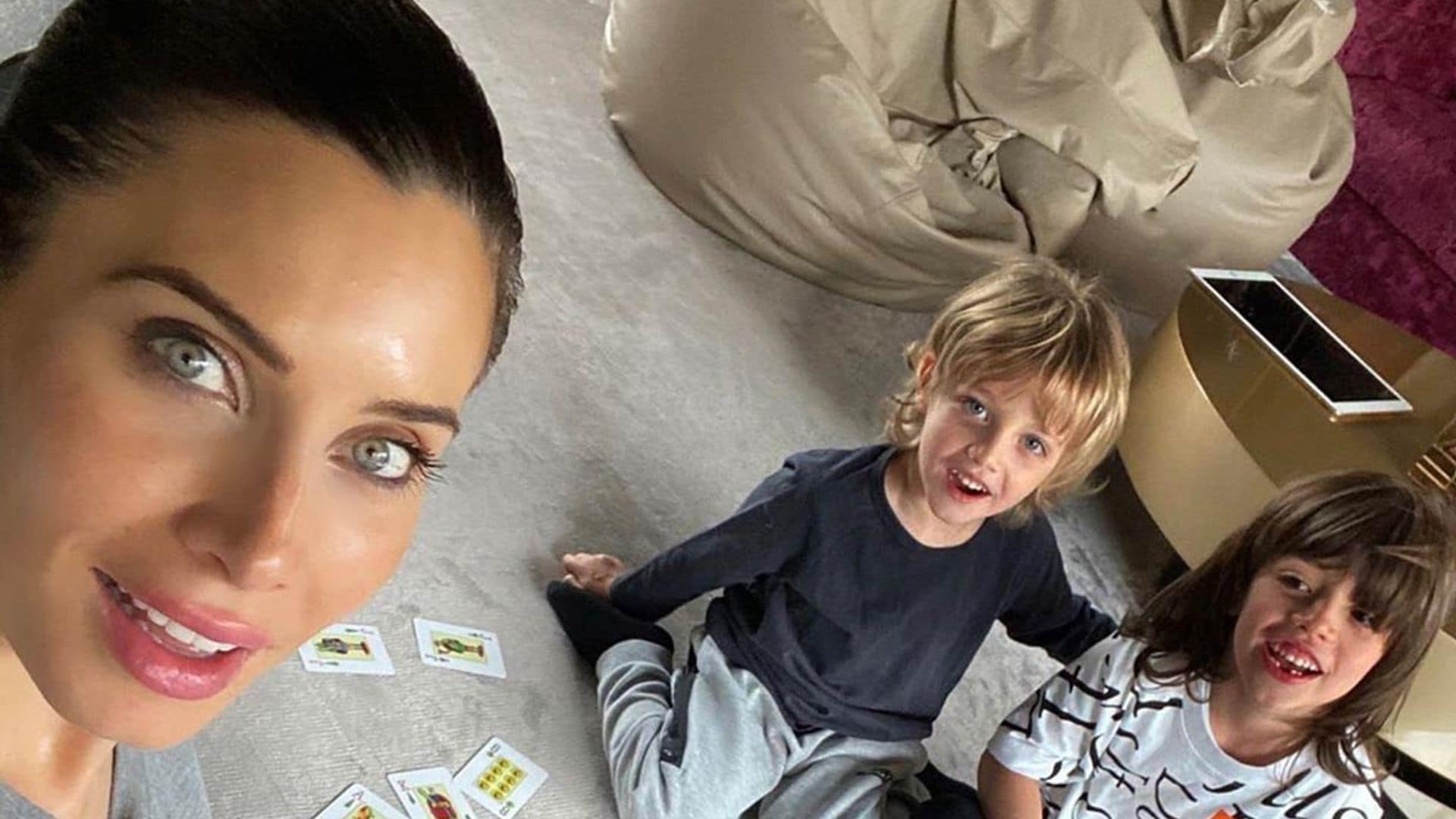 Estrategia y diversión para Pilar Rubio y sus hijos en su 'tarde de cartas'