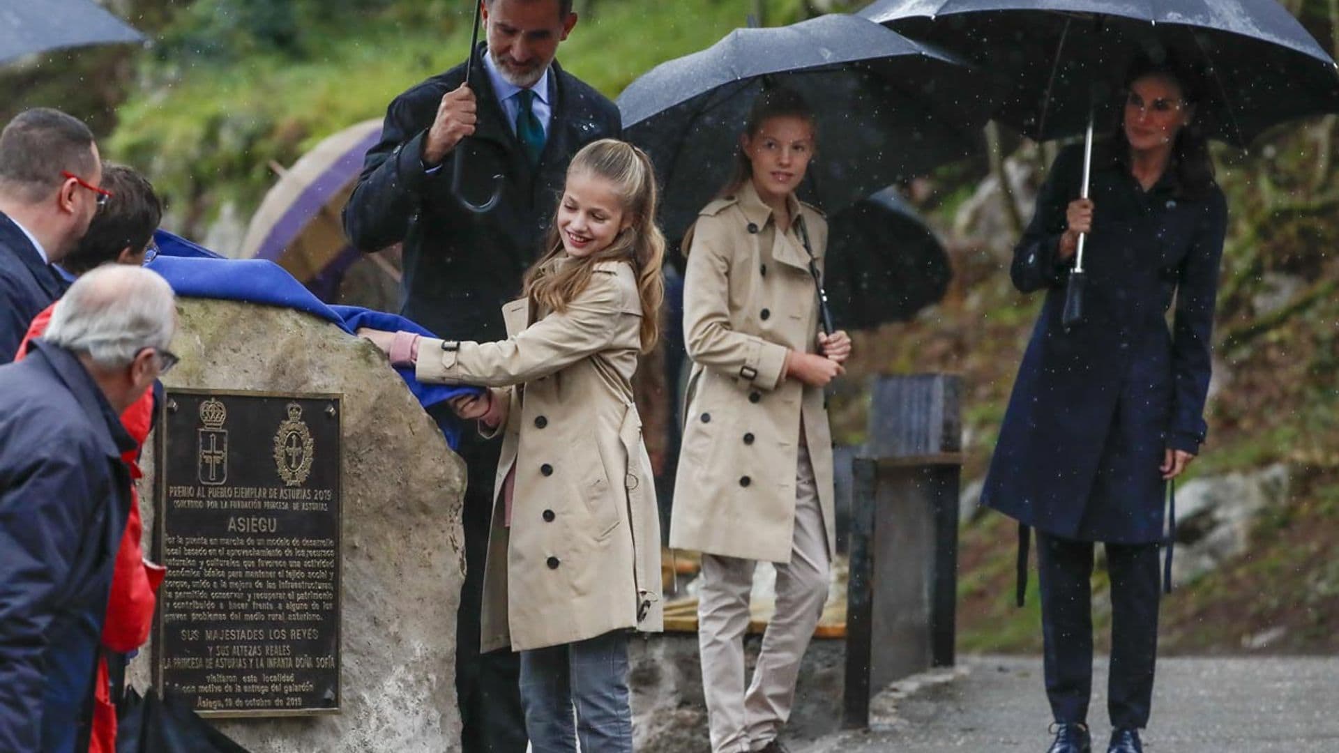 Un paseo por la tradición: los Reyes y sus hijas visitan el 'Pueblo Ejemplar' de Asiego