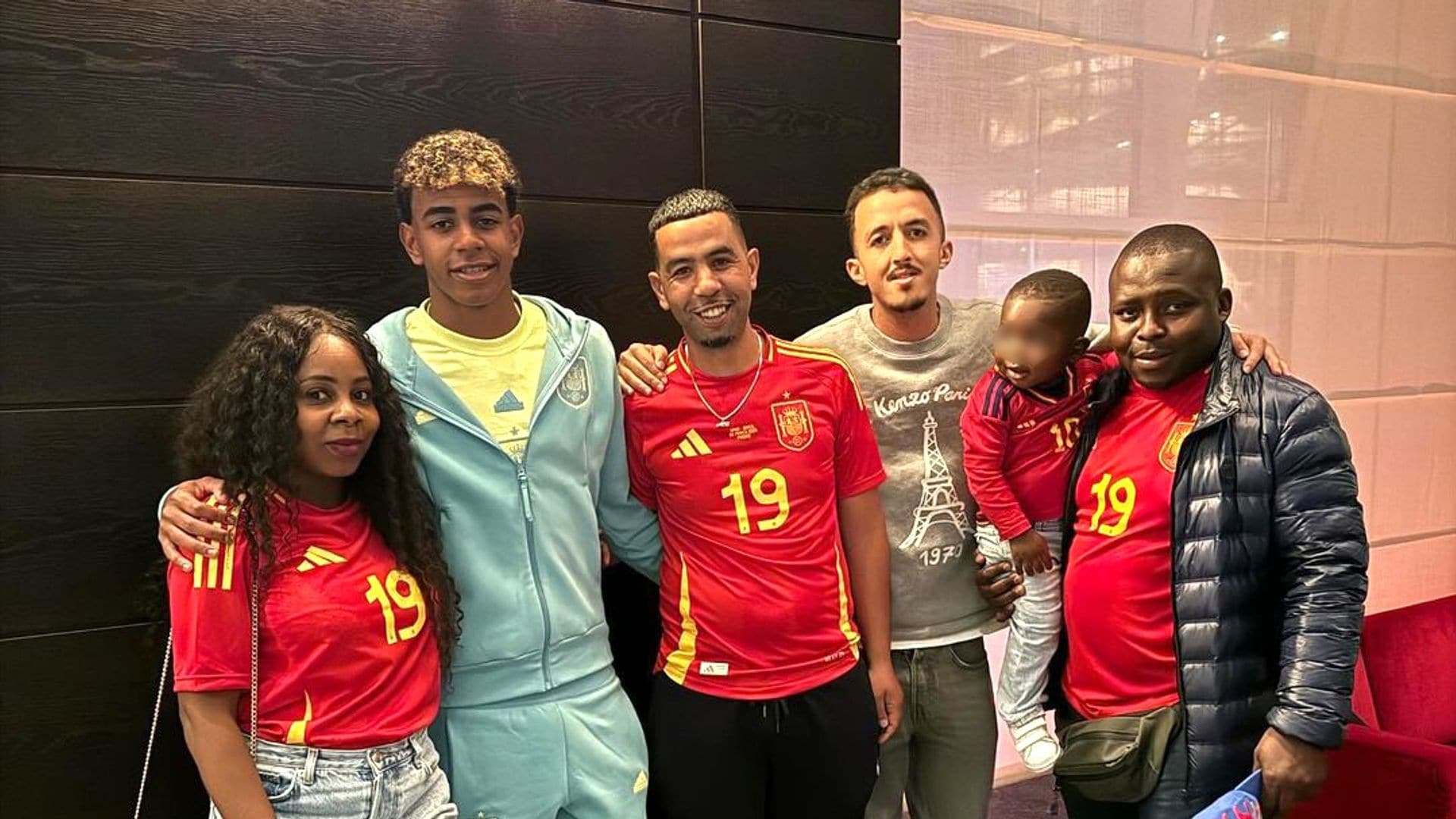 Así es la familia de Lamine Yamal, el héroe de la Selección española en la Eurocopa, a la que está muy unido