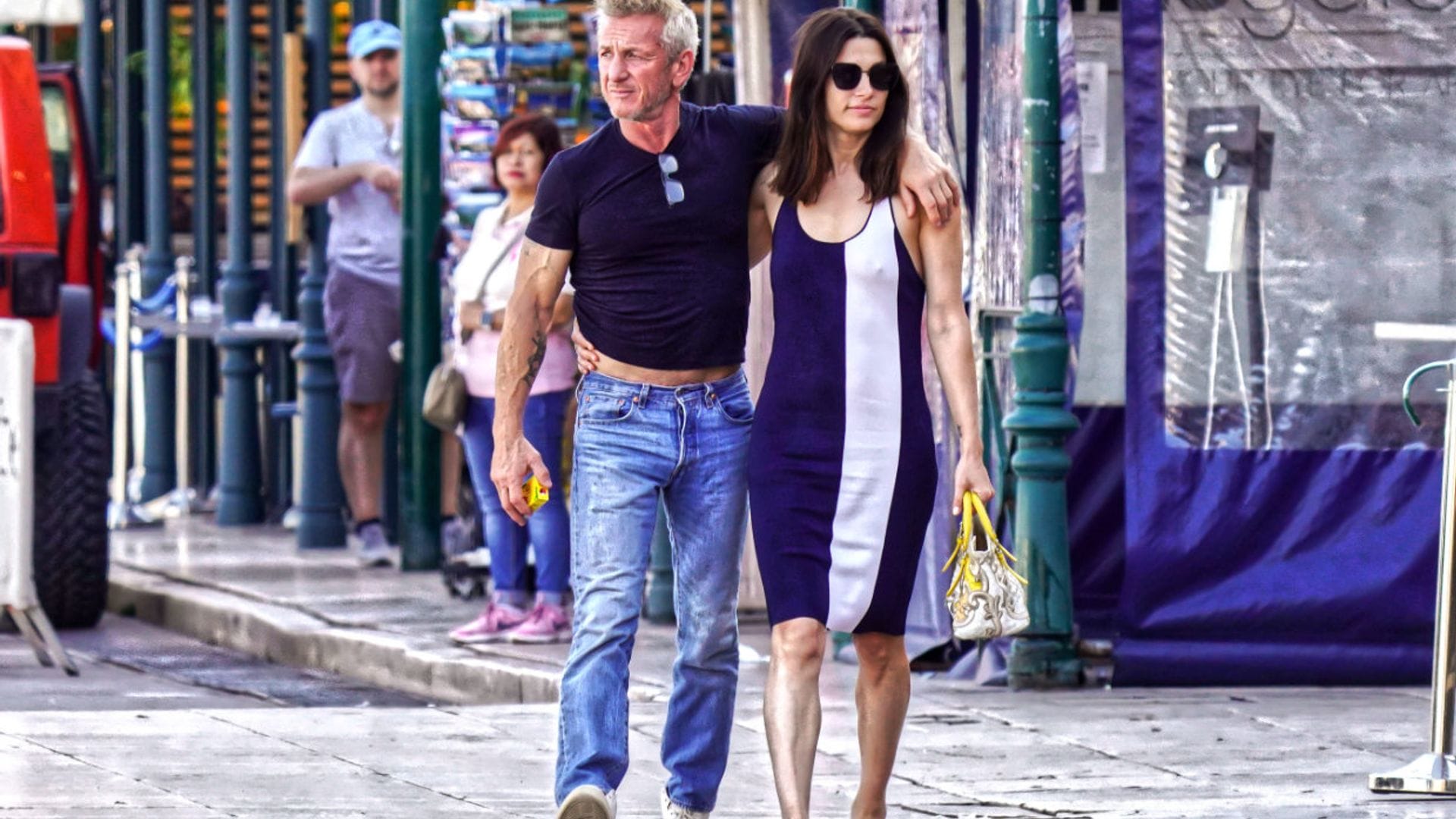 Sean Penn, todo amor junto a su nueva novia en las calles de Saint Tropez