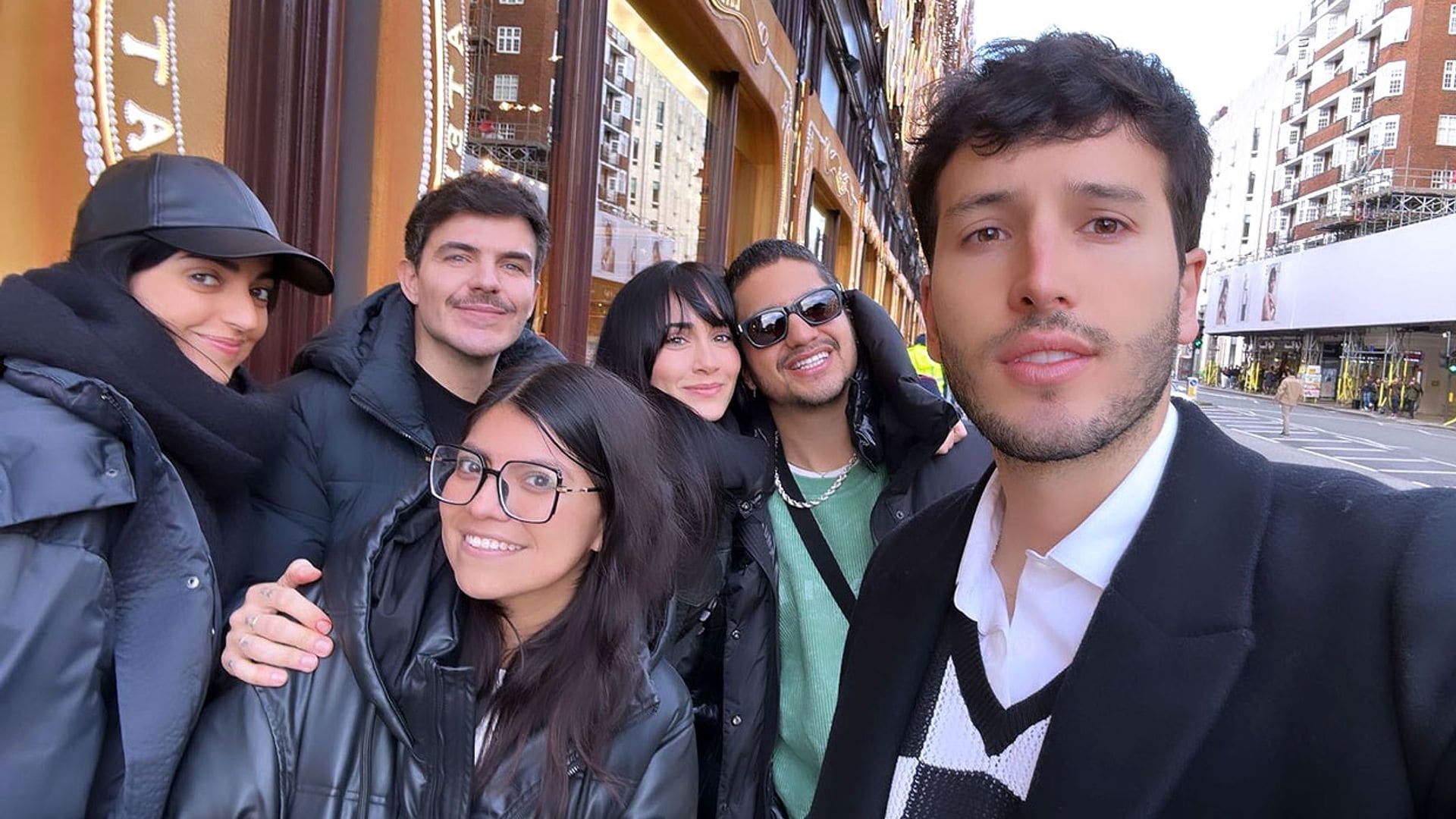 Aitana y Sebastián Yatra dan la bienvenida al 2023 viajando a Londres con amigos