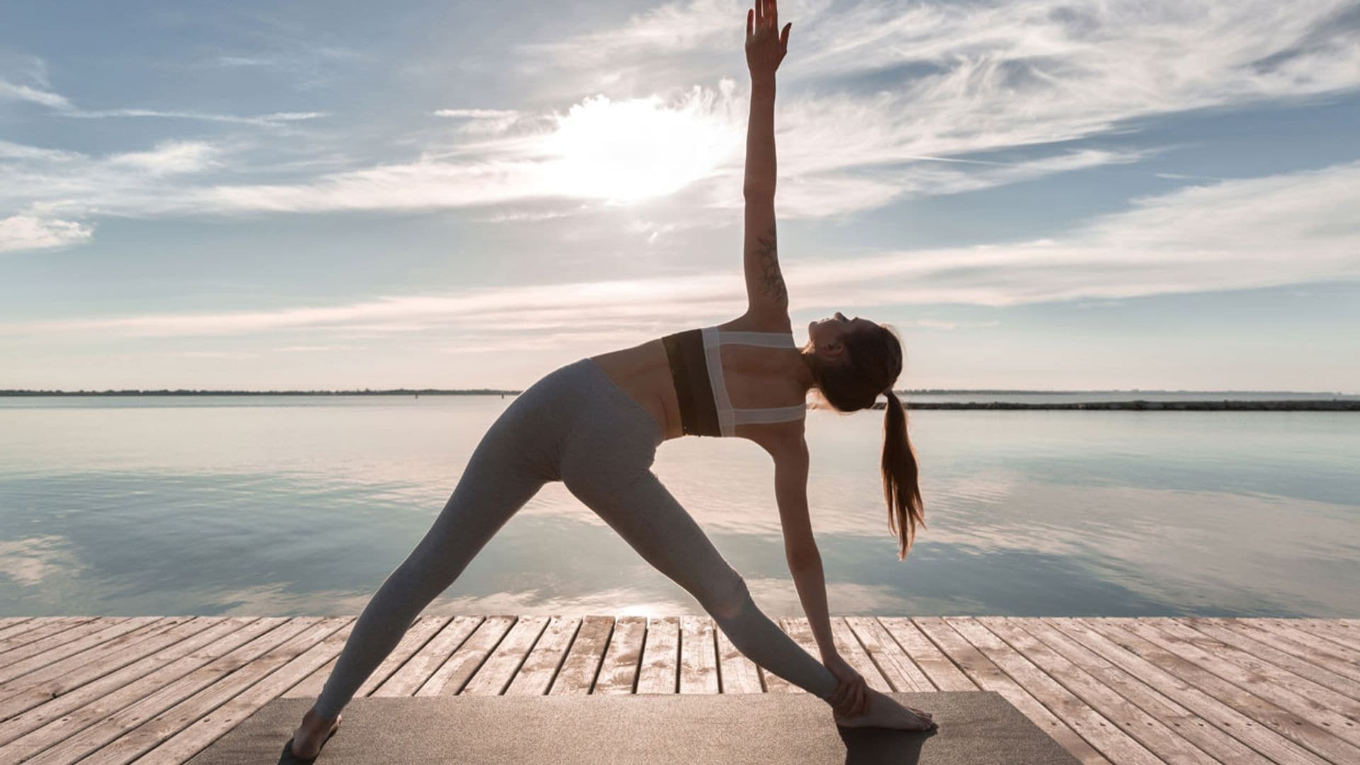 ¿Hacer yoga en verano? Apunta estos consejos y prueba estas posturas