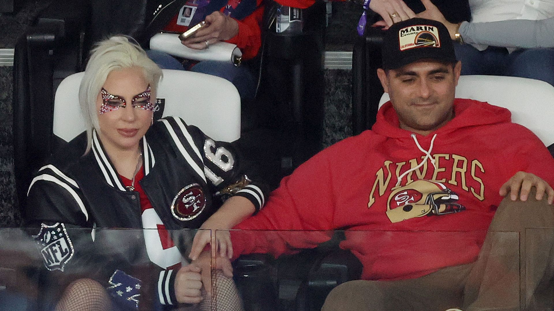 Lady Gaga y Michael Polansky viendo la Super Bowl LVIII el 11 de febrero de 2024 en Las Vegas