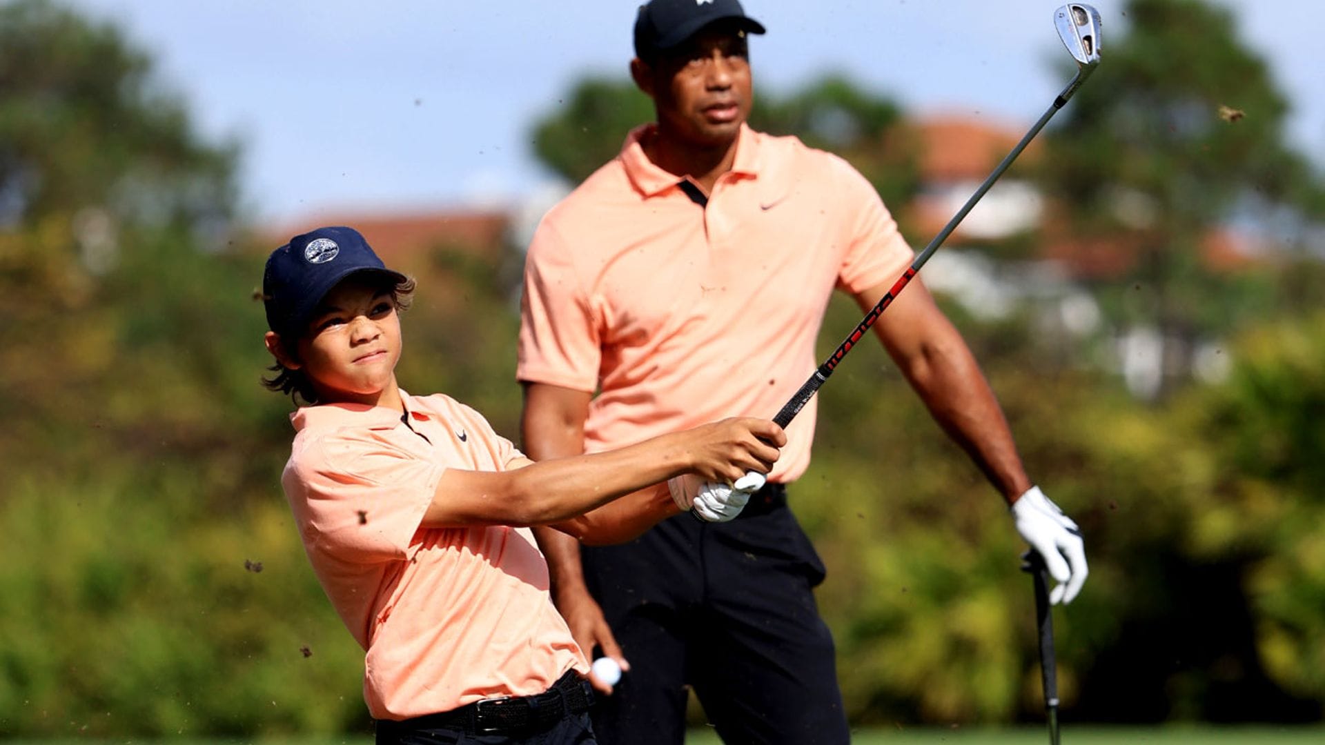 Tiger Woods vuelve a jugar al golf tras su grave accidente... ¡y lo hace con su hijo Charlie!