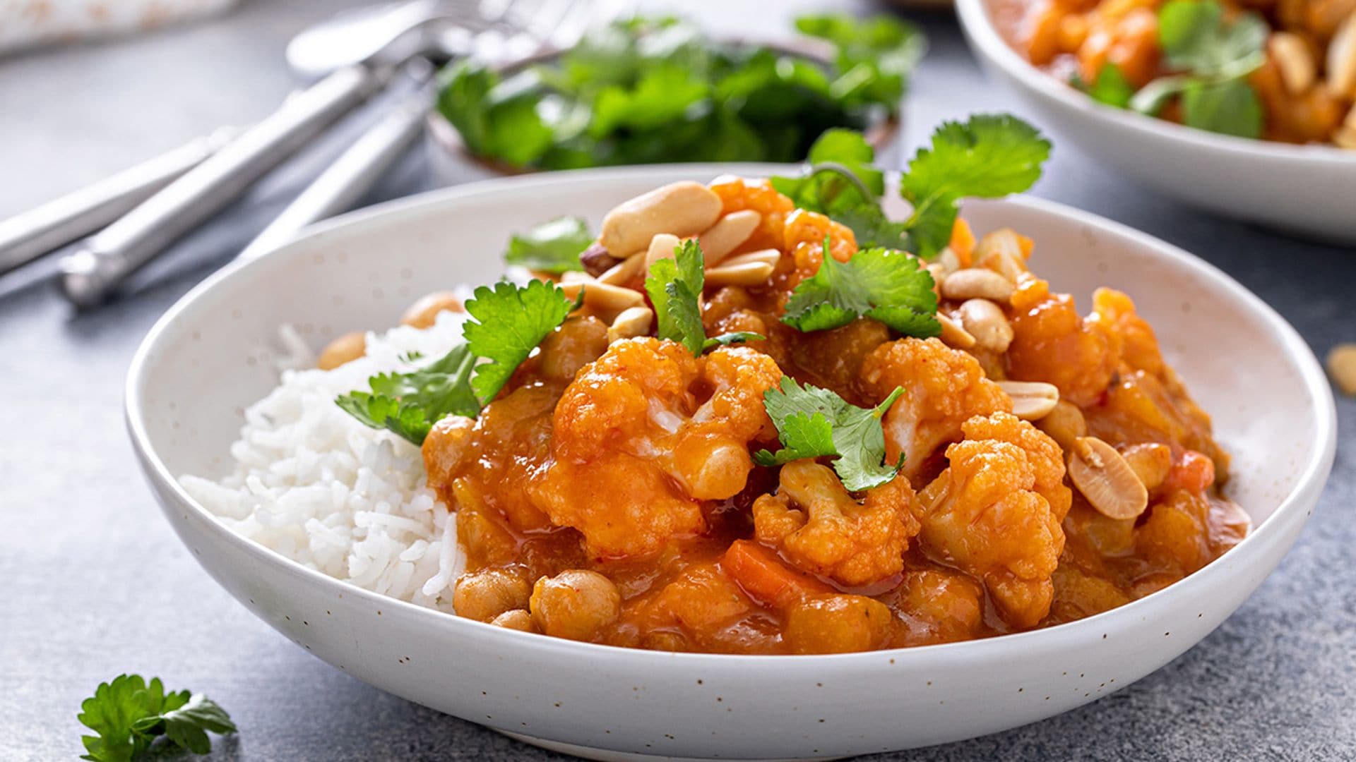 Curry de coliflor y garbanzos con arroz