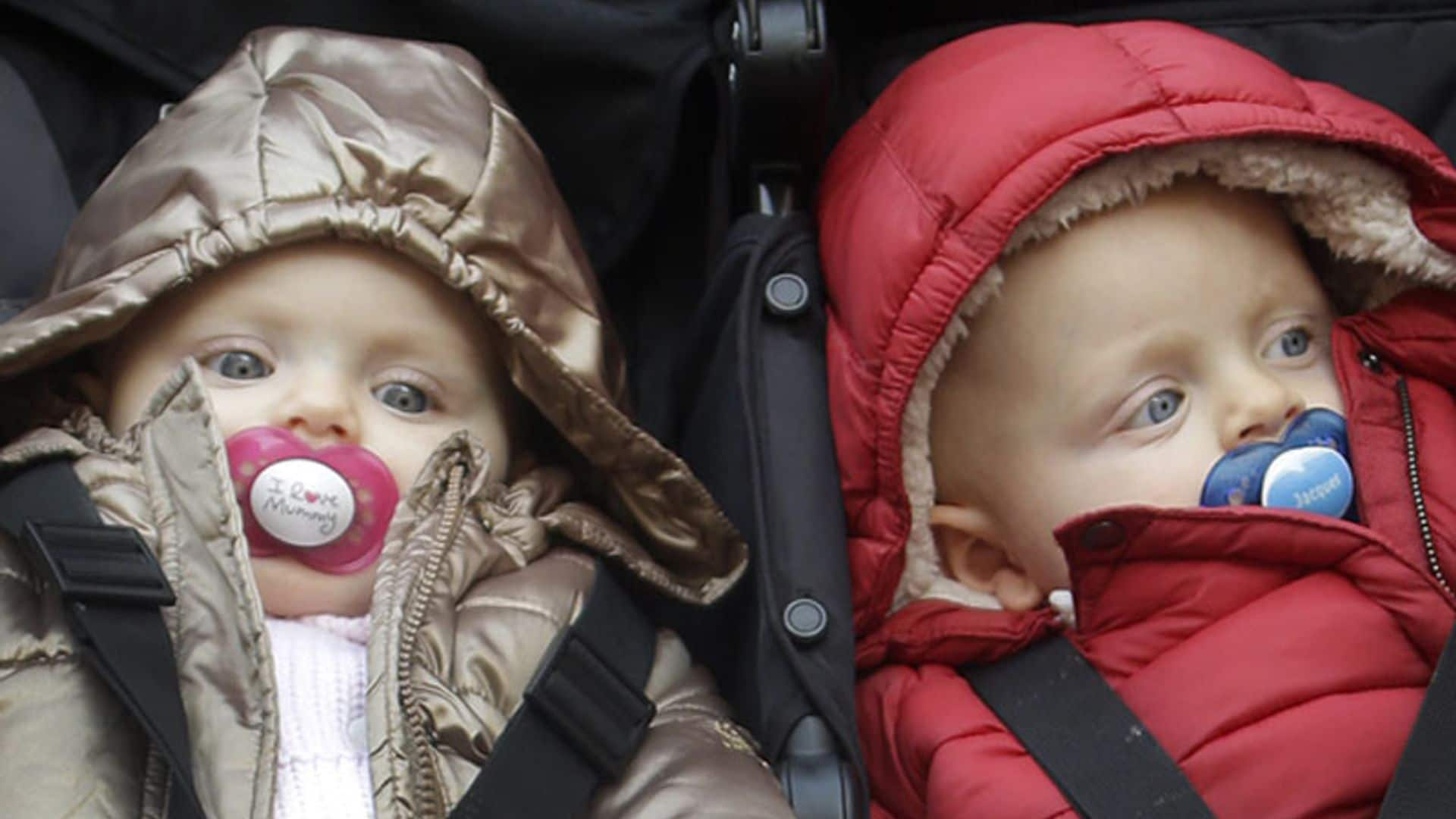 En ¡HOLA!: Jacques y Gabriella, los pequeños Príncipes de Mónaco, descubren la nieve en brazos de mamá