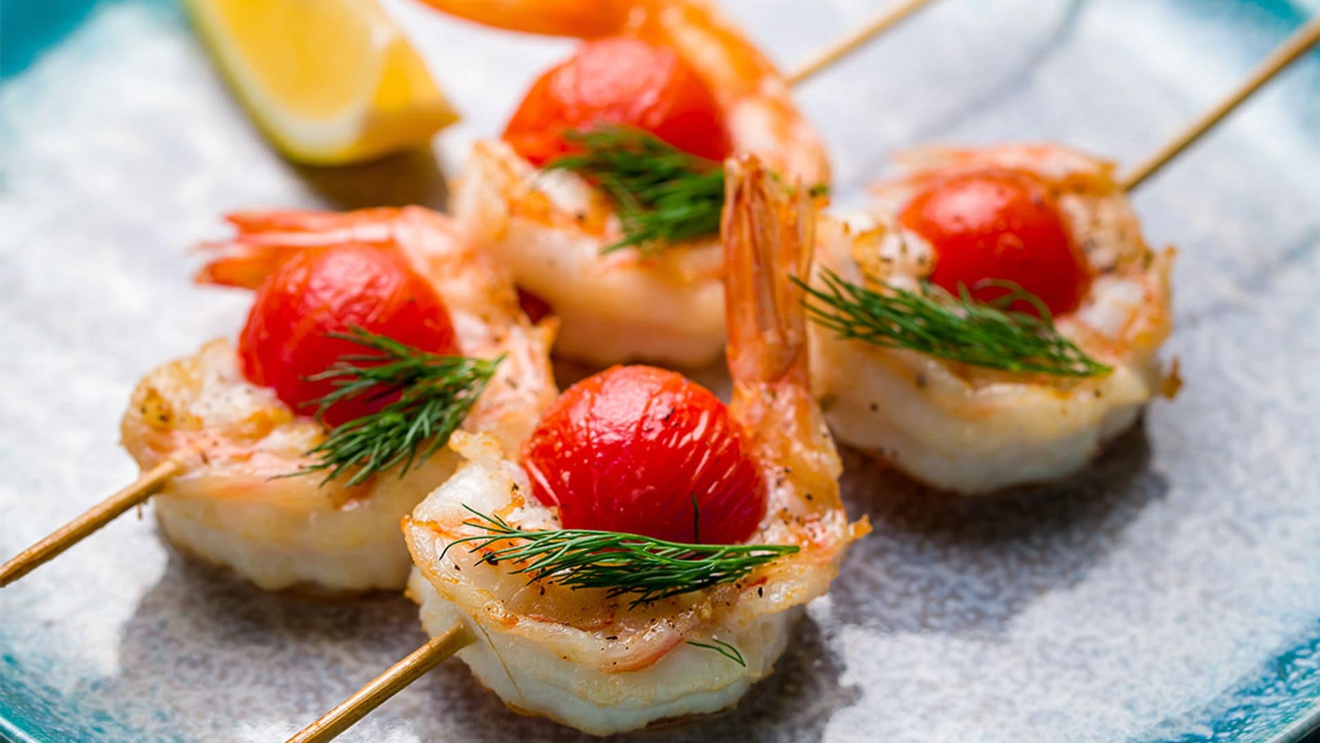 Brochetas de gambas con tomate cherry y eneldo