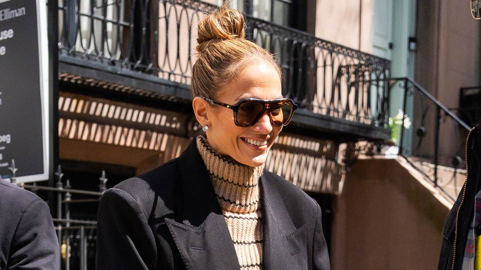 Vaqueros anchos y sandalias de plataforma XL: la alianza que Jennifer Lopez sabe cómo llevar en looks elegantes