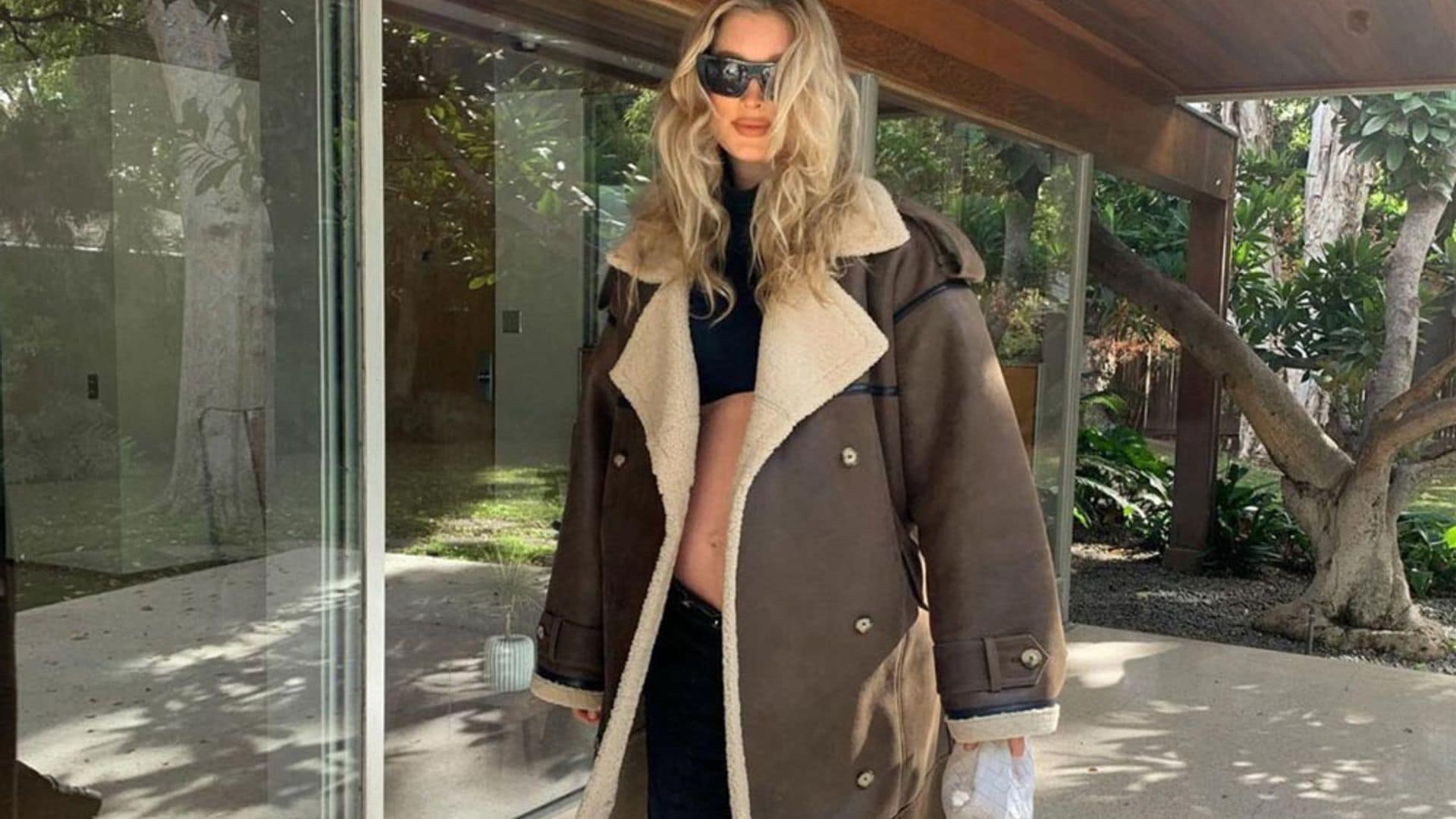 El 'doble faz' de Elsa Hosk y otros 9 abrigos que puedes comprar rebajados