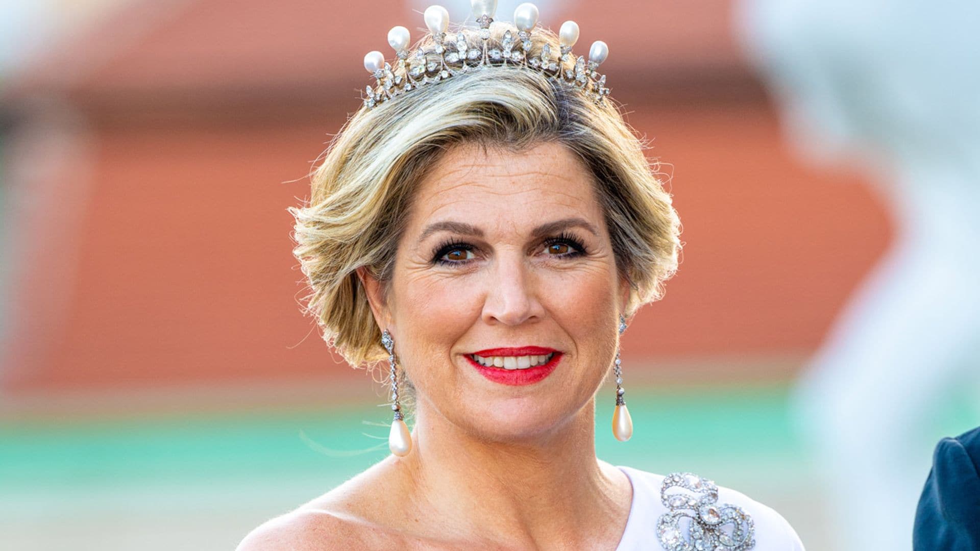 Máxima abre el joyero real en Viena: tiara de perlas y un impresionante broche de diamantes