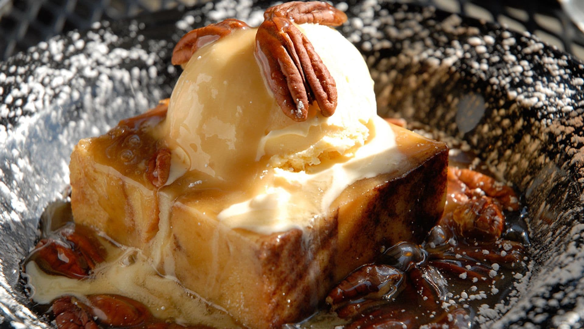 Pudin de pan con helado de vainilla y nueces pecanas