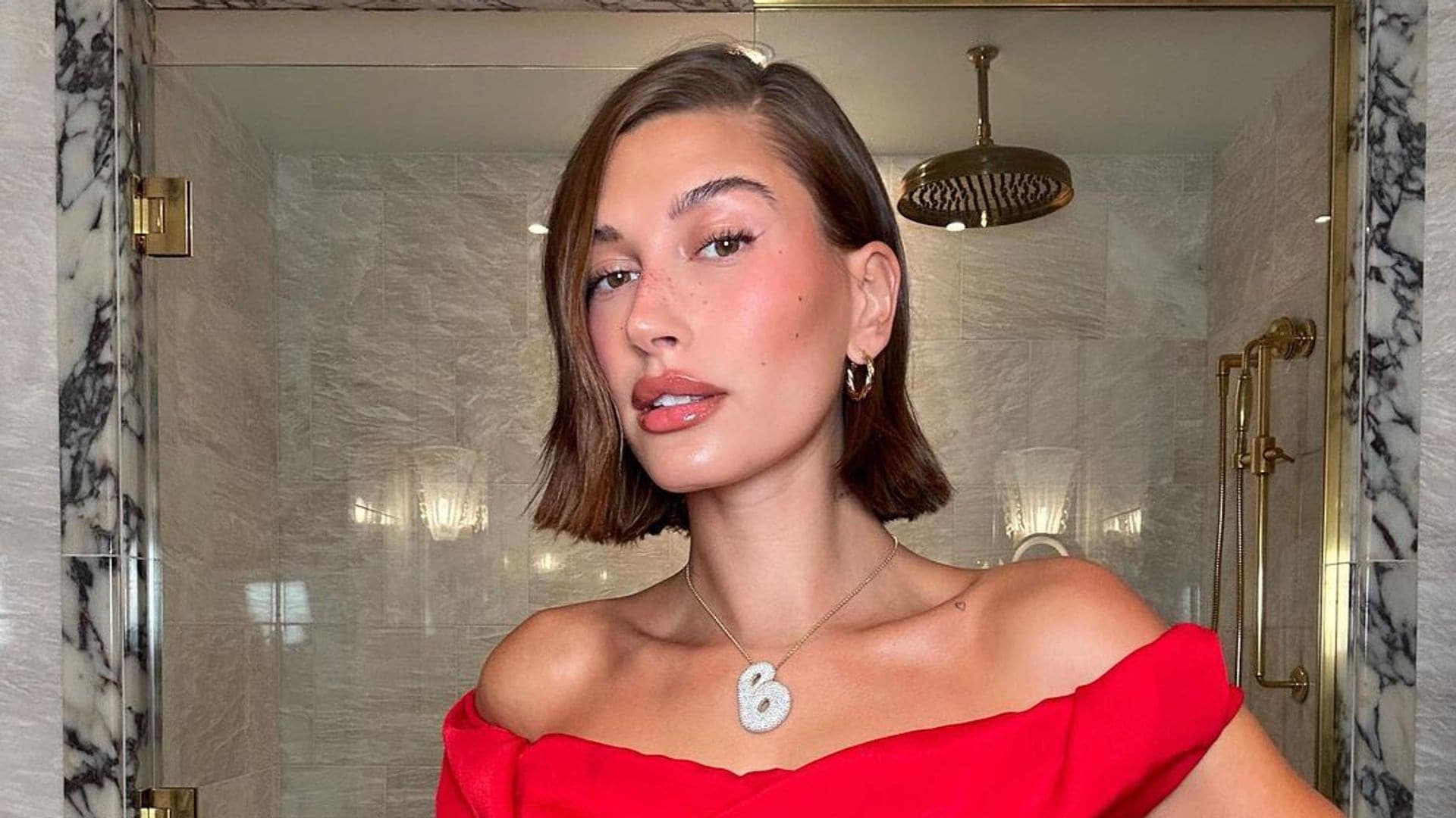 Hailey Bieber estrena un exclusivo collar de diamantes dedicado a su hijo