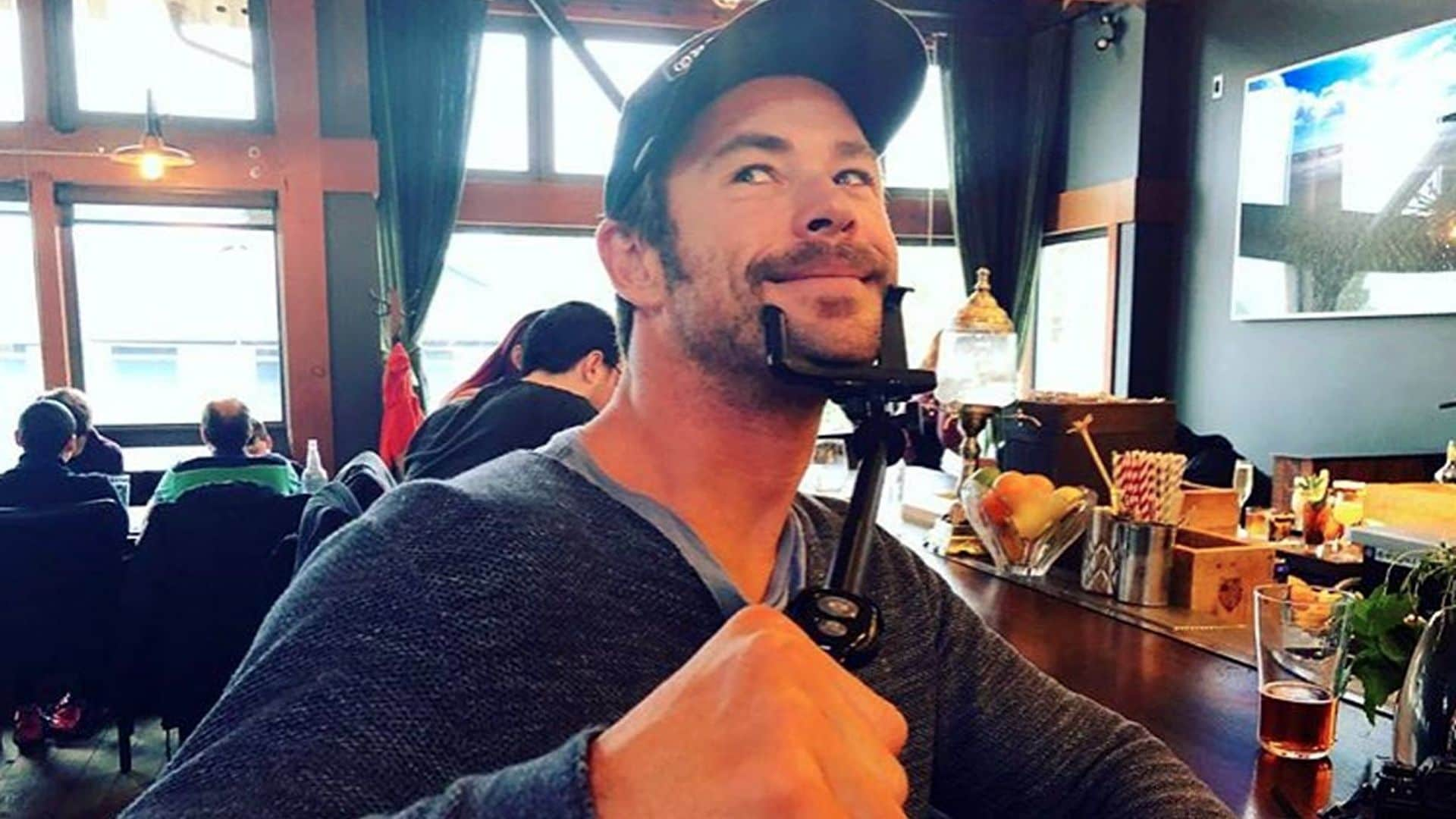 El 'humorista' Chris Hemsworth vuelve a la carga: no te pierdas su imitación de un perro durmiendo