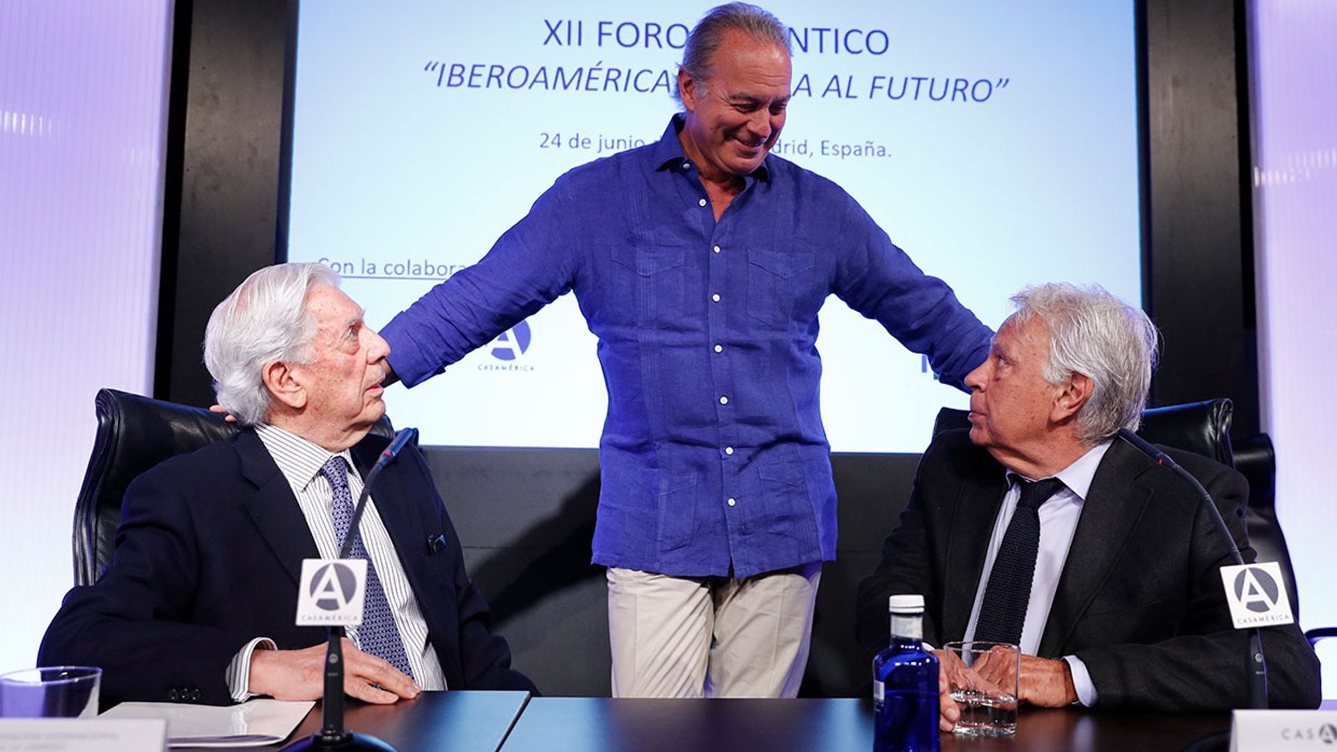 La charla de Bertín Osborne, Mario Vargas Llosa y Felipe González con unas espectadoras de excepción