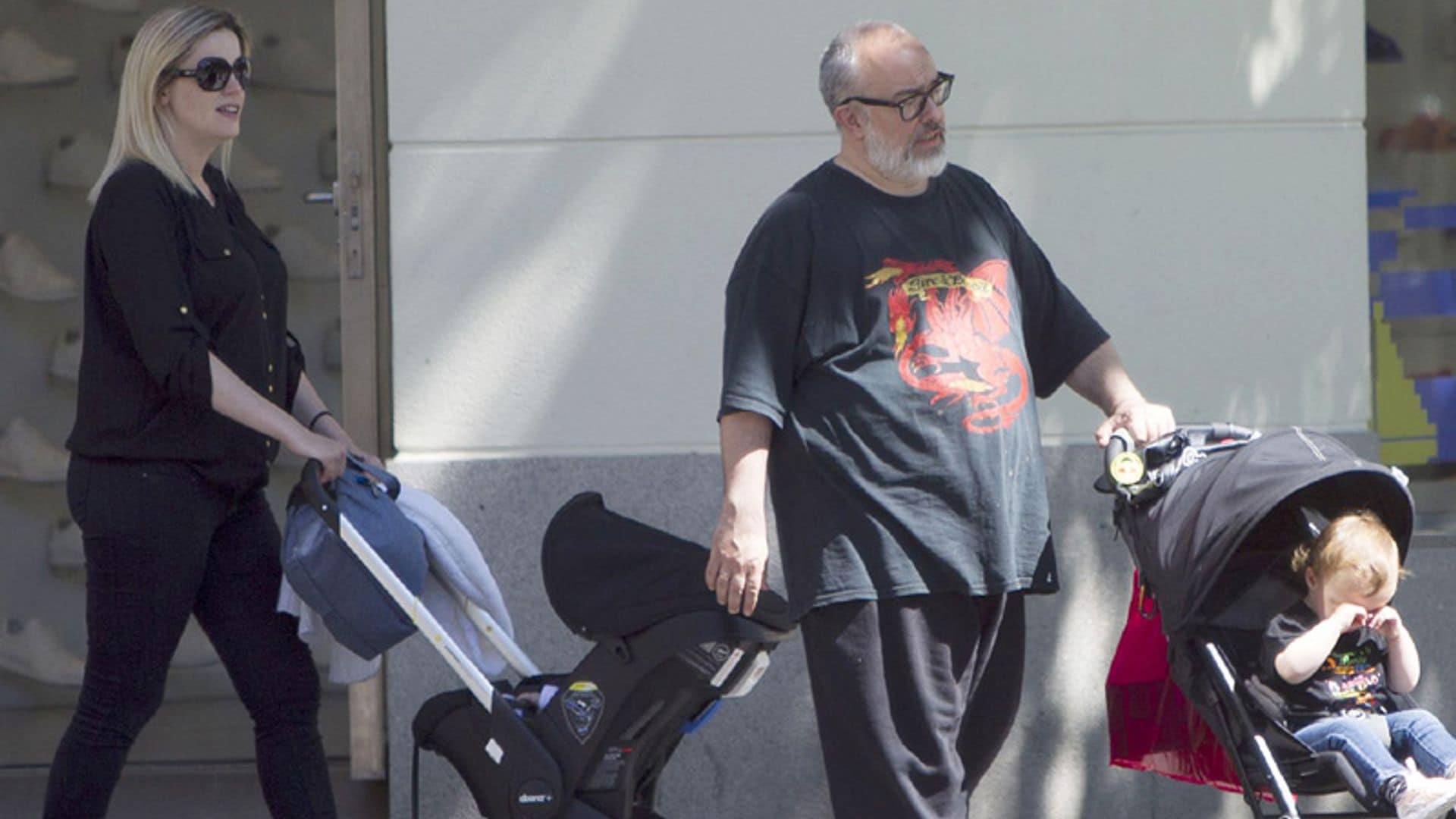 Álex de la Iglesia y Carolina Bang, de paseo con sus dos niñas, Julia y Daniela