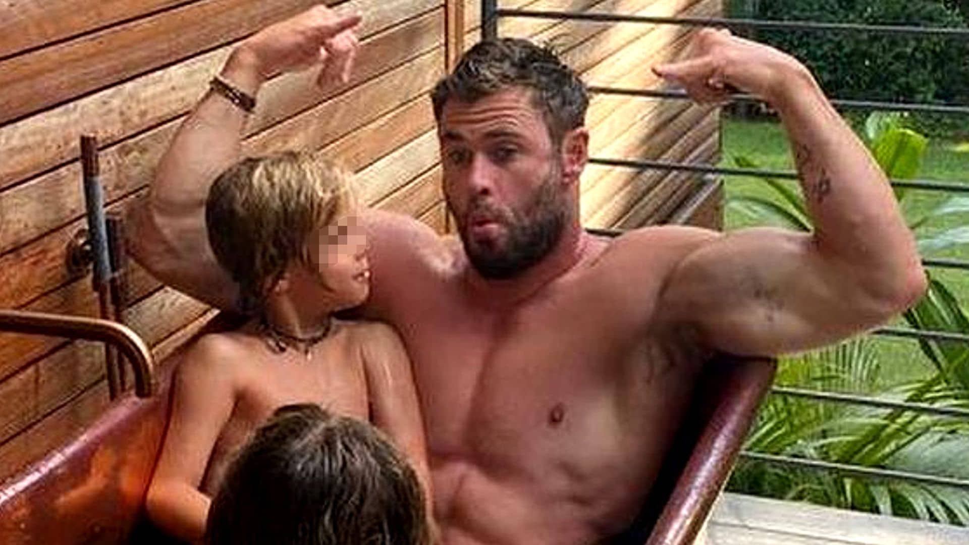 Los hijos de Elsa Pataky piden un viaje en barco y Chris Hemsworth tira de ingenio (y de abdominales)