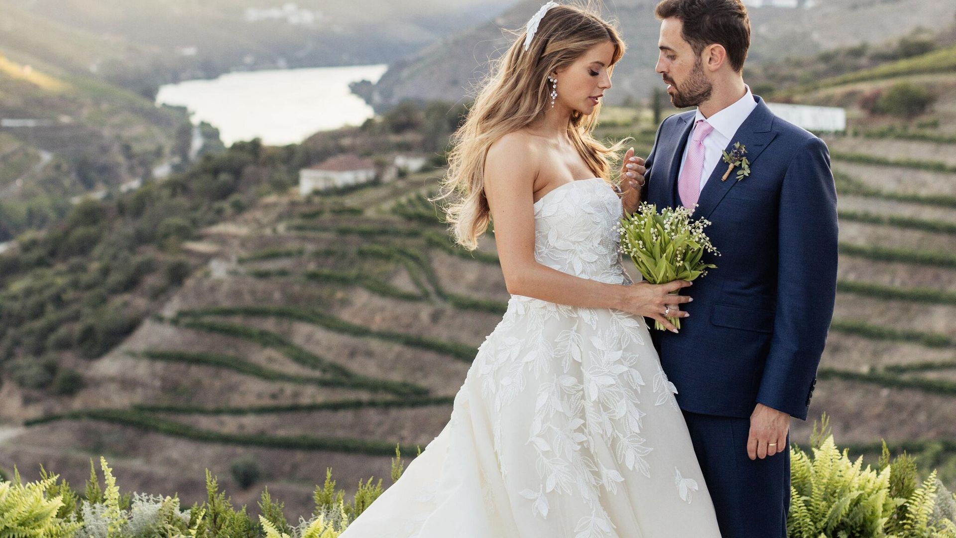 Sorpresa en dos bodas ‘rivales’: el futbolista Bernardo Silva (Manchester City) se casa con Ines Degener, que ha lucido el mismo vestido que Edurne