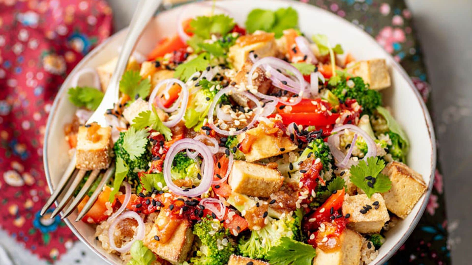 Ensalada de quinoa con tofu, brócoli y aderezo de 'peanut butter'