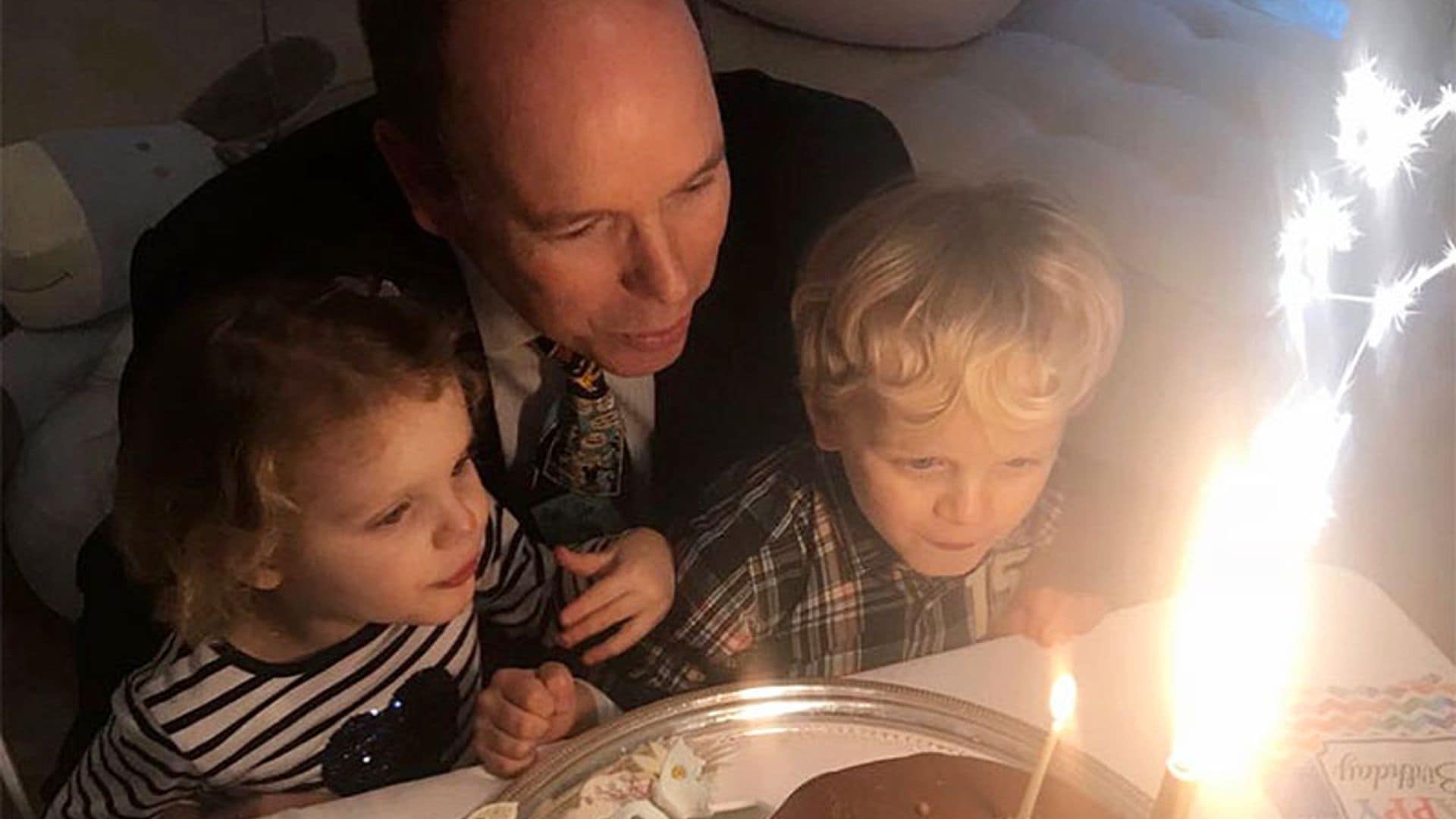 Alberto de Mónaco sopla las velas en su 60 cumpleaños junto a sus hijos Jacques y Gabriella