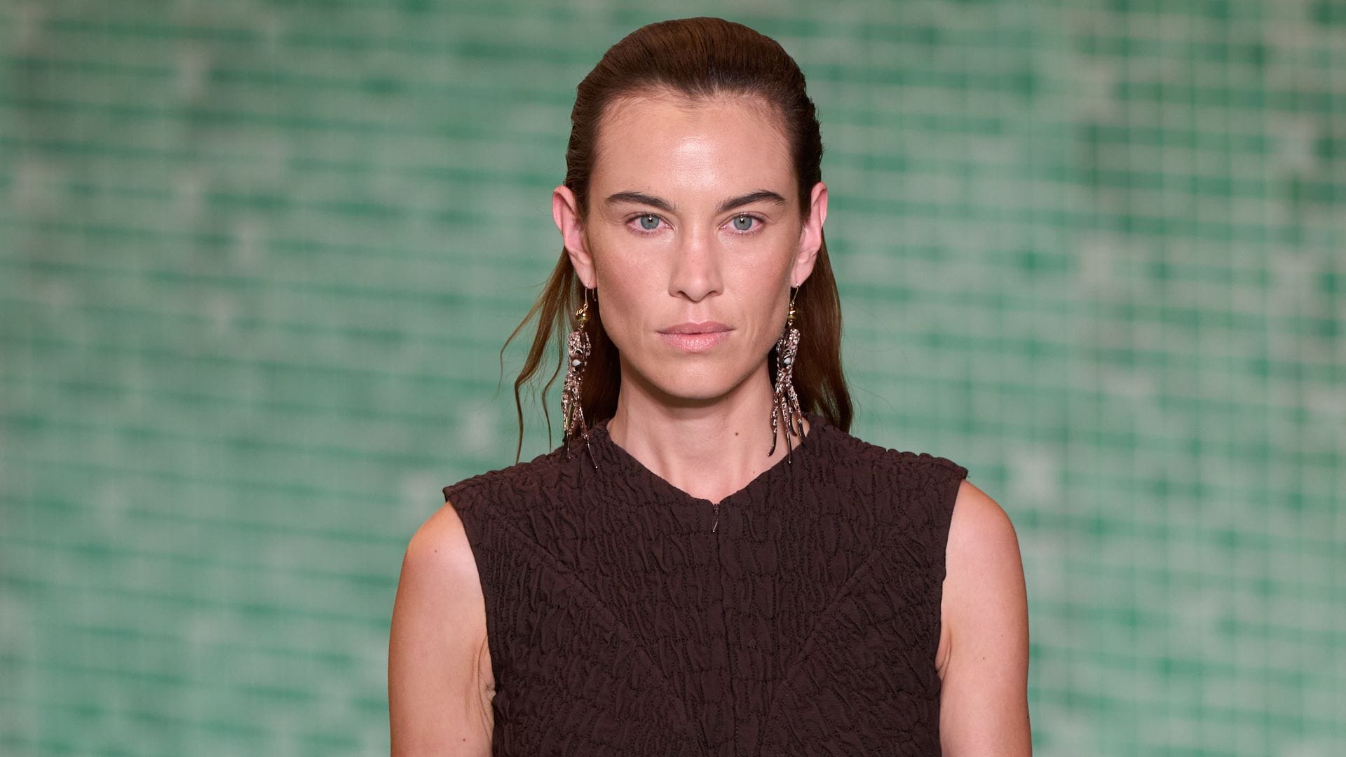 Alexa Chung sorprende sobre la pasarela de Tory Burch durante New York Fashion Week