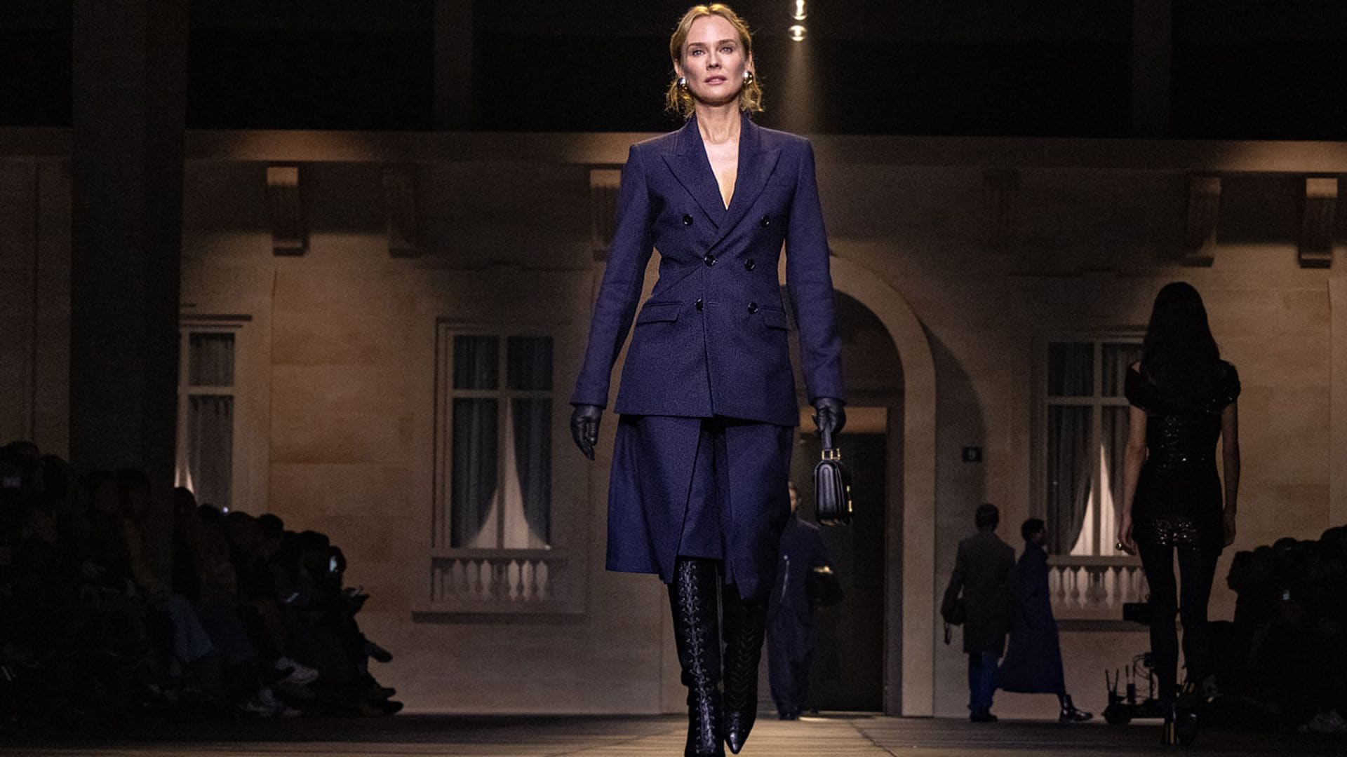 Tres décadas después, Diane Kruger vuelve a subirse a una pasarela y revive sus años como modelo