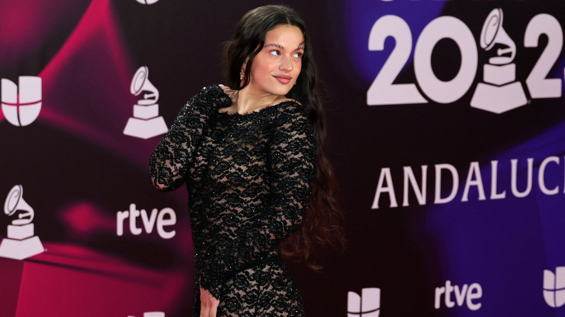 Rosalía impacta en los Grammy Latinos con un vestidazo transparente de encaje