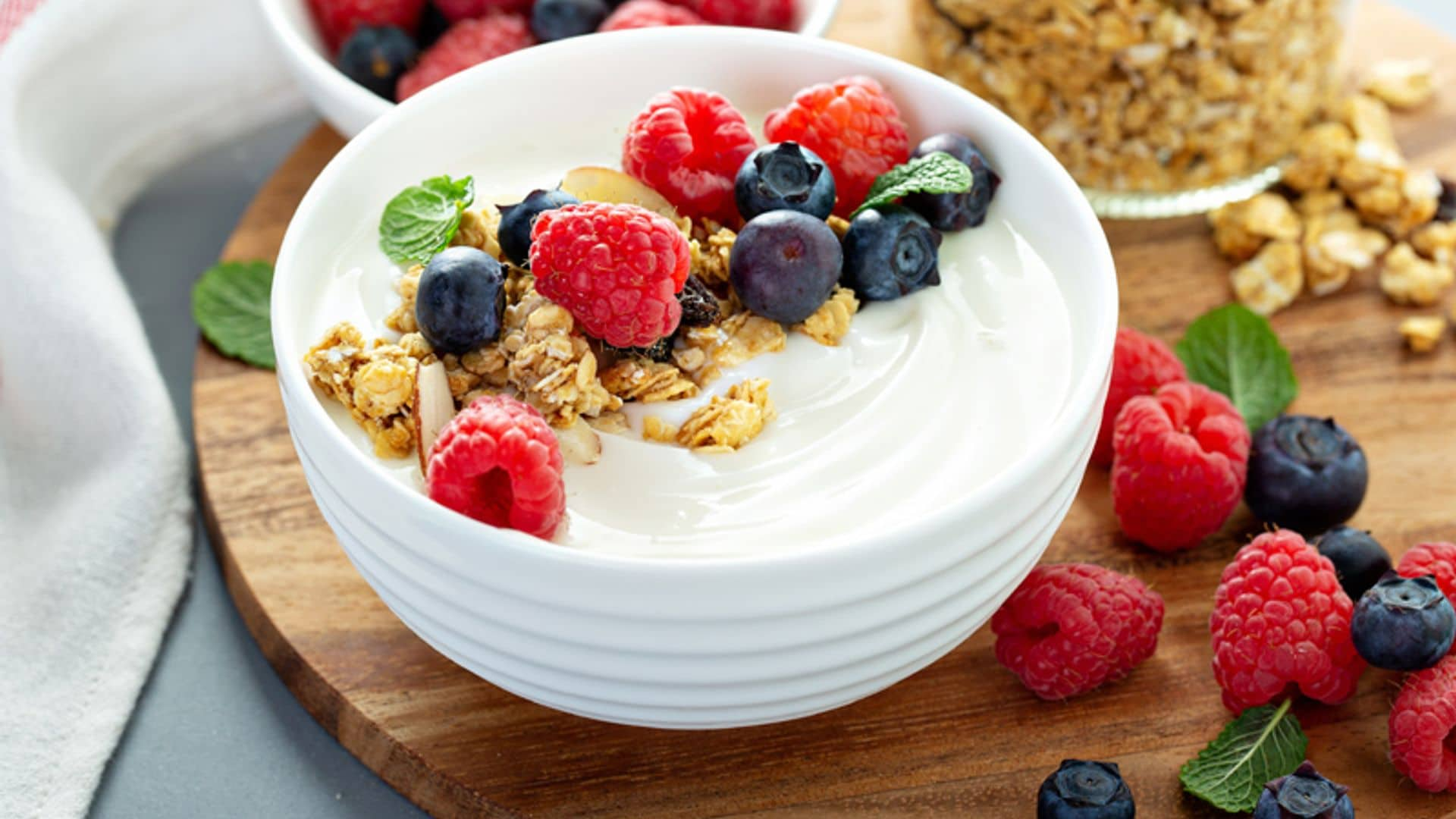 'Bowl' de yogur natural con frutos del bosque y muesli