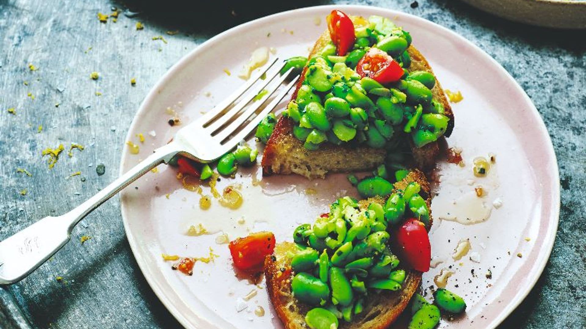 Tosta de habas de edamame con limón y cebollino