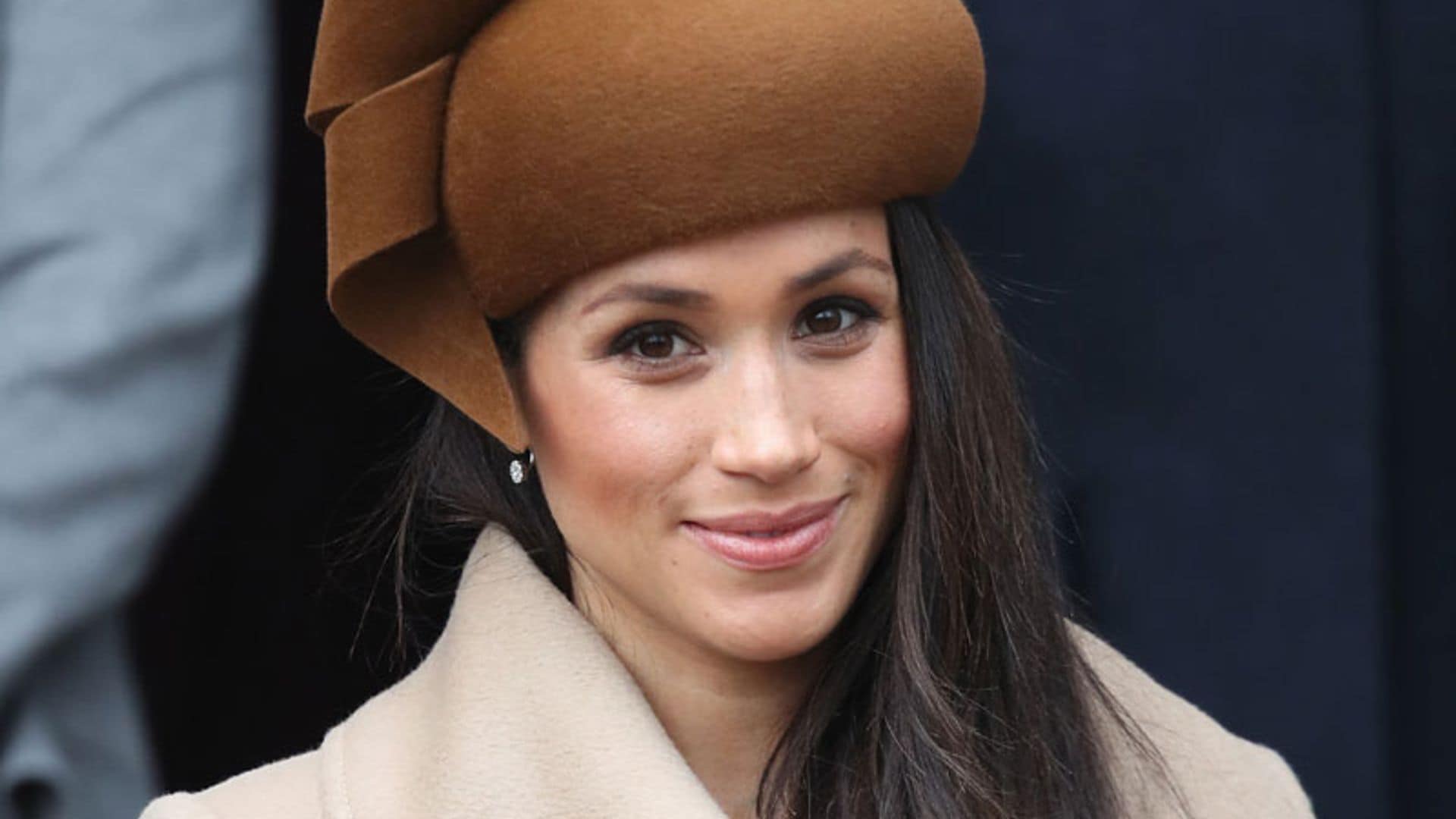 Meghan Markle debuta con Philip Treacy, el sombrerero de la Duquesa de Cambridge