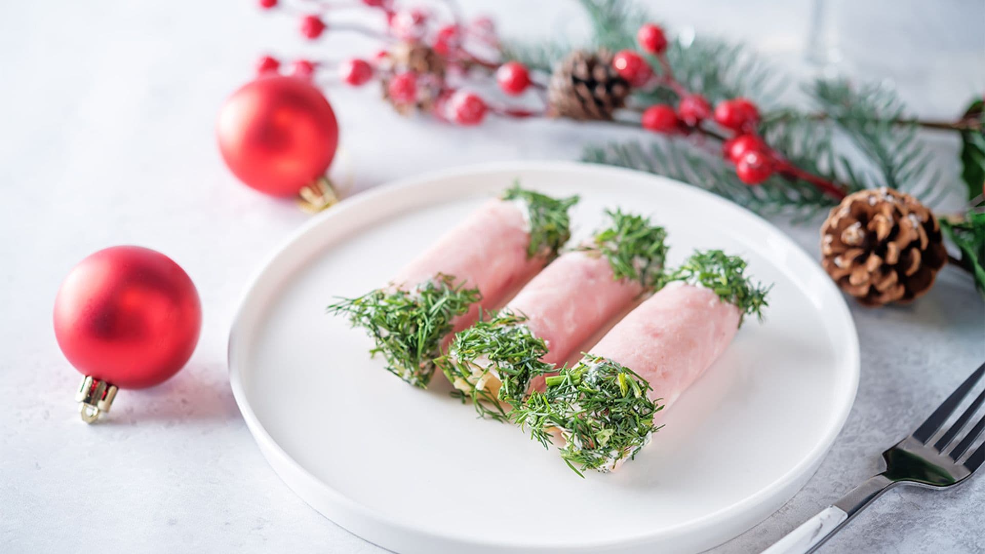 Rollitos de jamón rellenos de manzana, apio y mantequilla con hierbas