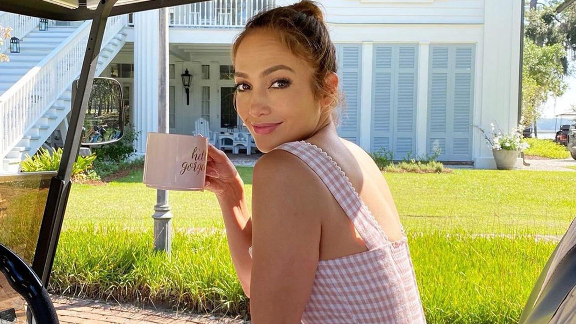 El vestido 'vichy' de Jennifer Lopez y otros diseños estampados con los que no echarás de menos el verano