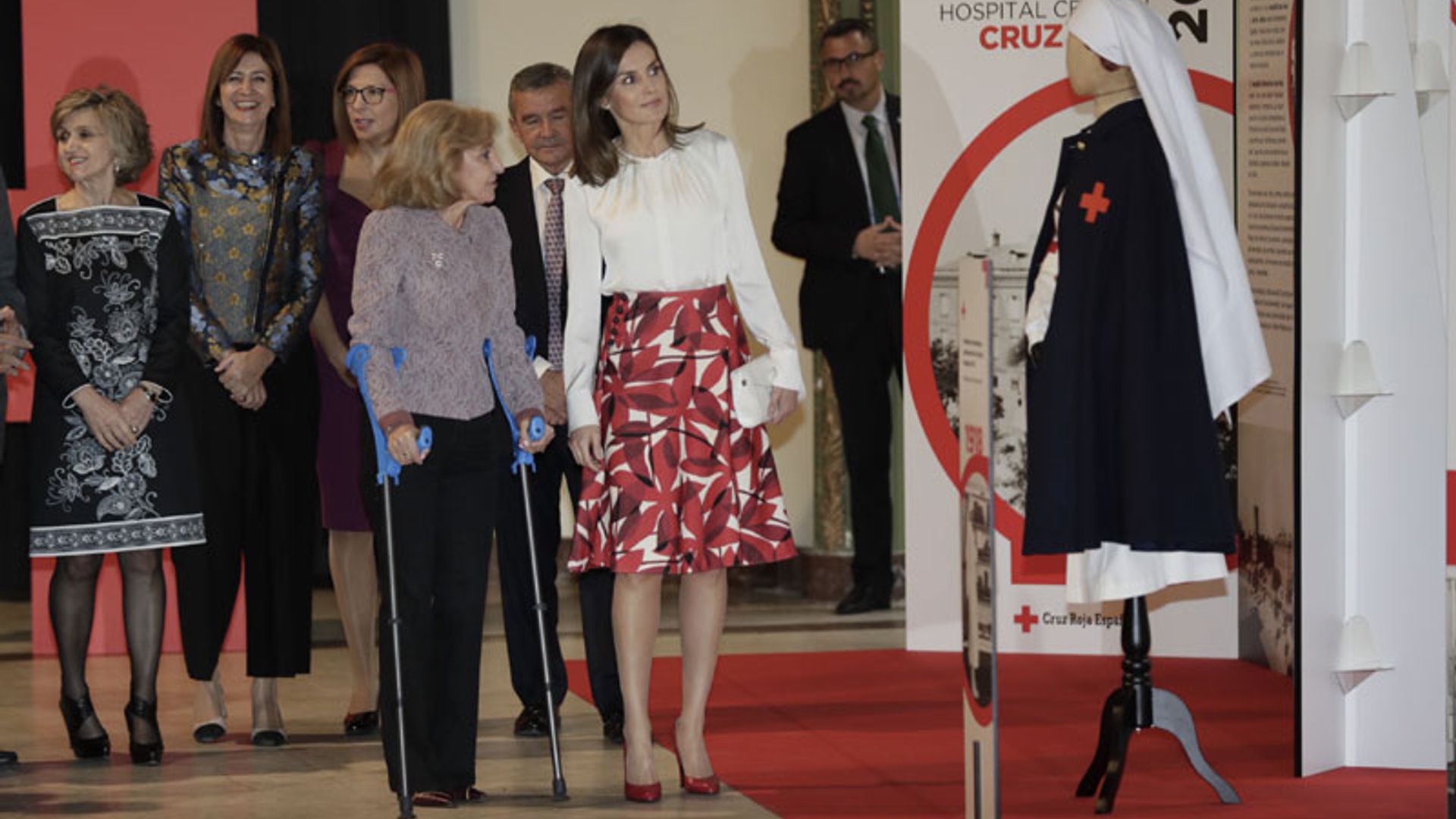 La reina Letizia viste los colores de la Cruz Roja en el centenario de su Hospital-Escuela