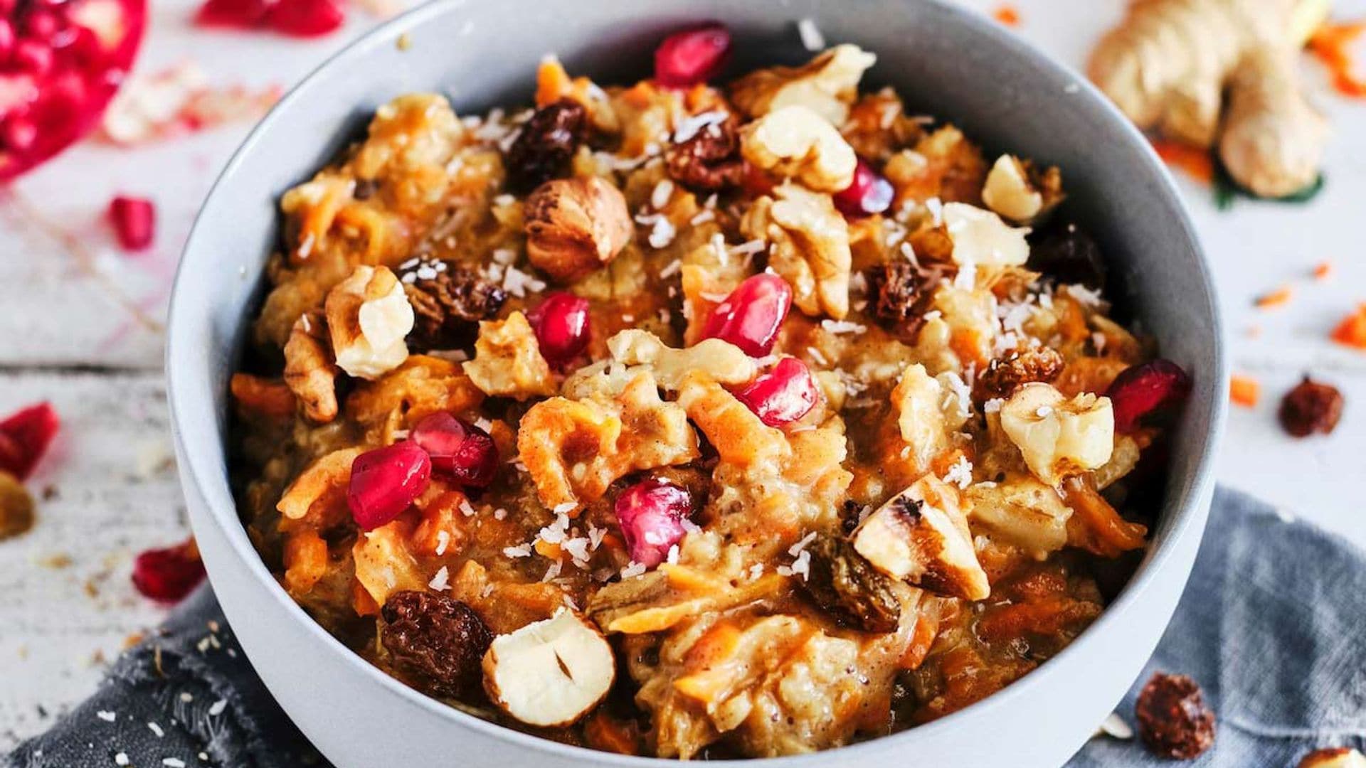 Bol de avena con zanahorias, avellanas y granada