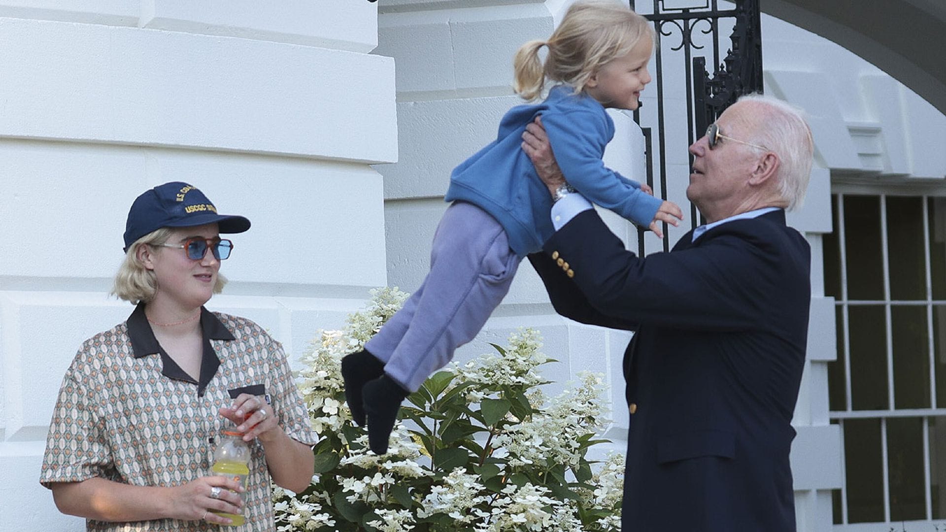 ¡La mejor de las bienvenidas! Joe Biden es recibido con un abrazo de su nieto tras su paso por España