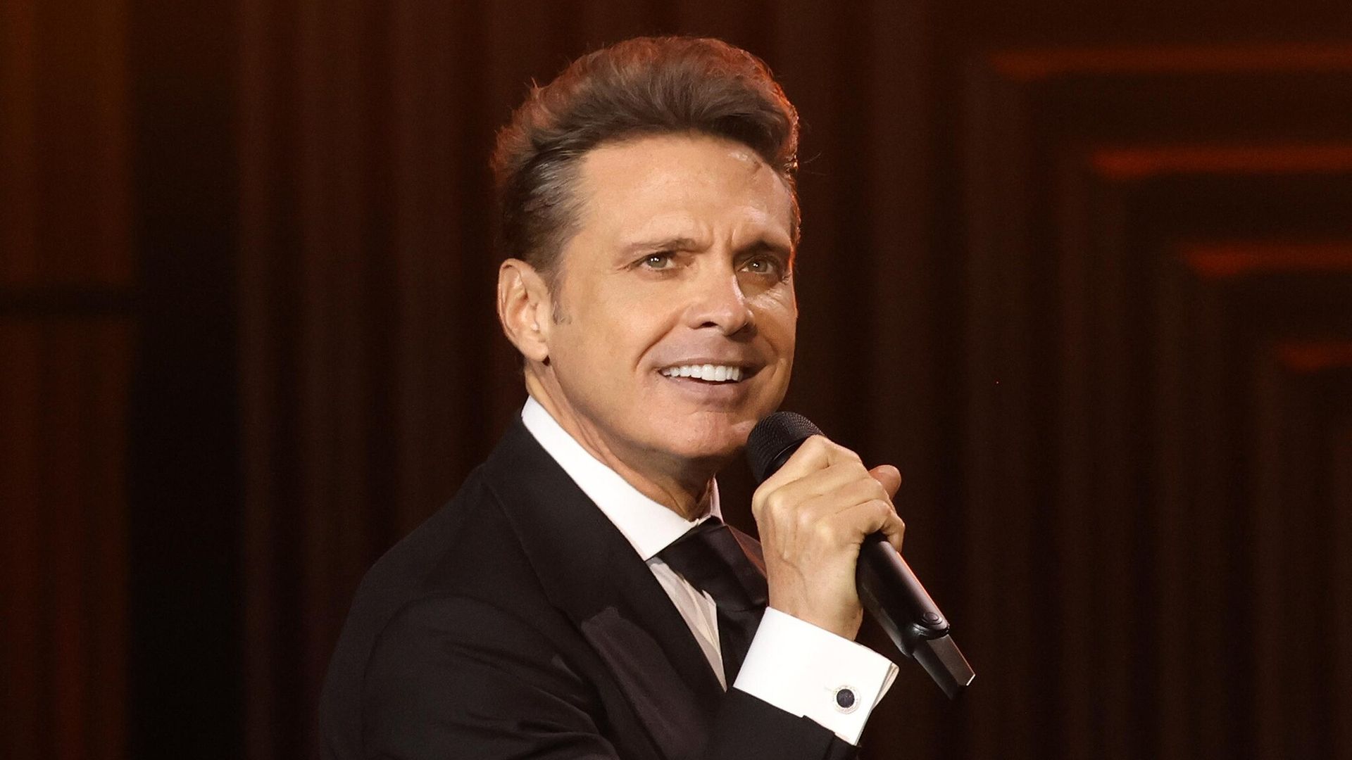 Con look renovado, Luis Miguel reaparece en un comercial sobre los momentos únicos