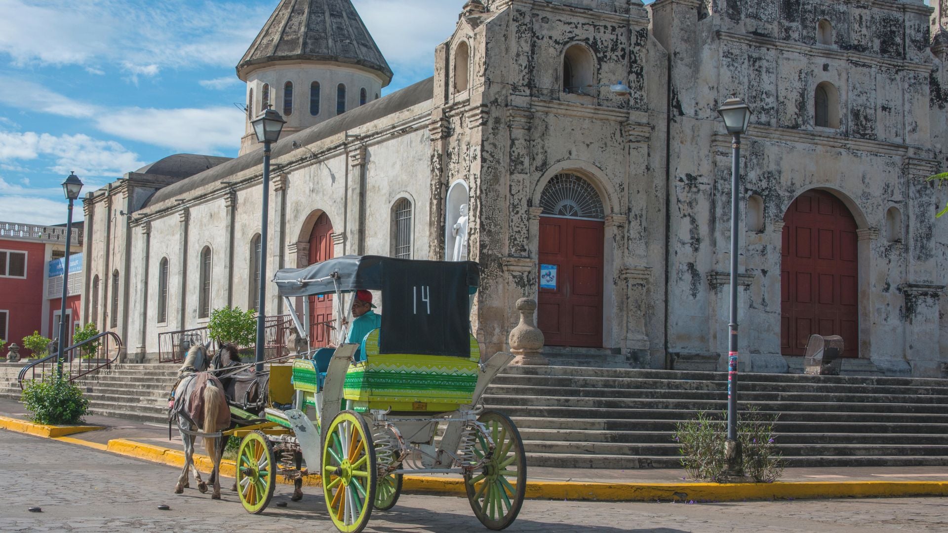 Coche de caballos e iglesia de Guadalupe, Granada, Nicaragua