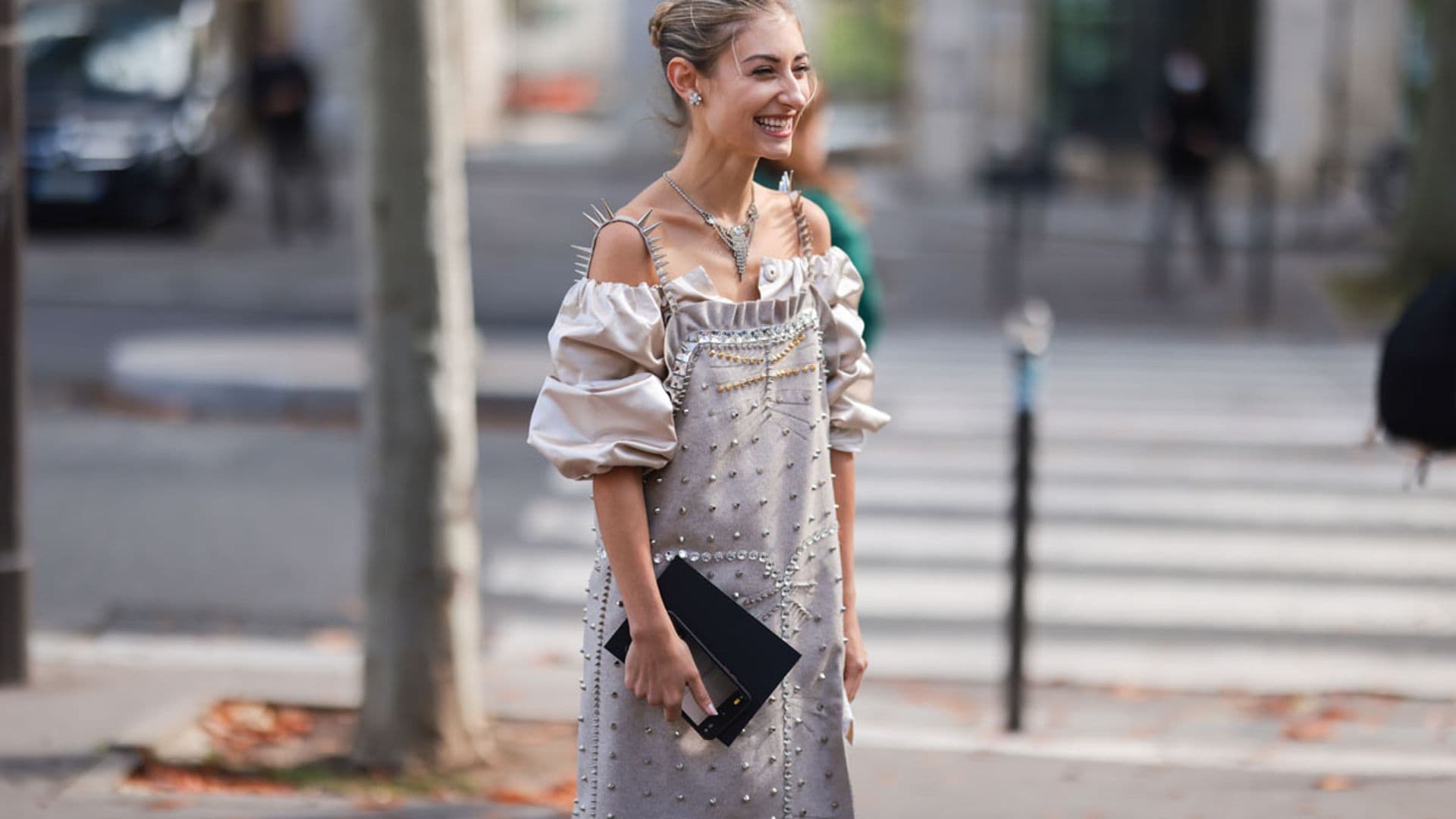 En un look de trabajo, como invitada a una boda o para salir a cenar: vuelve la camisa satinada