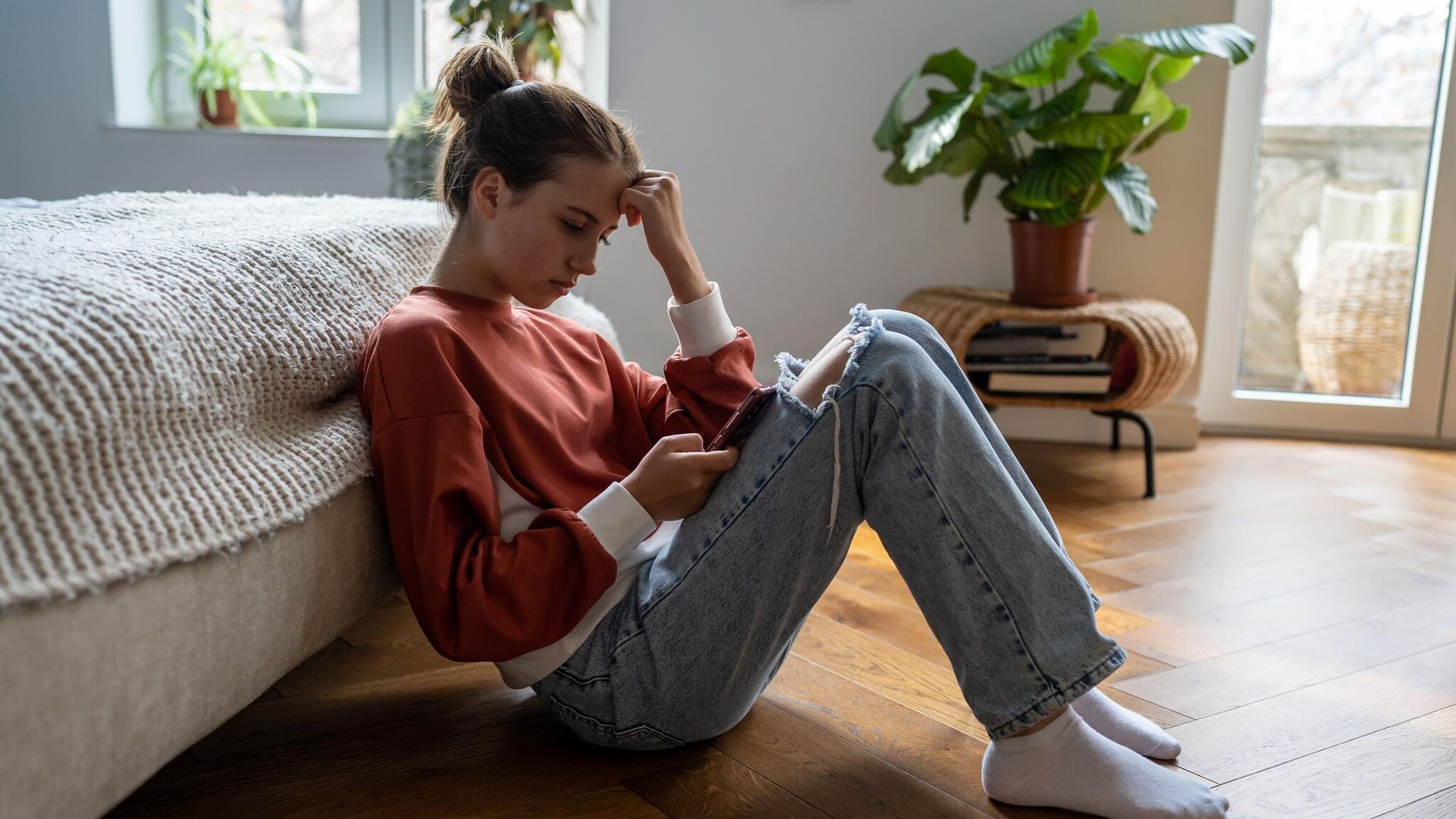 ¿Por qué las chicas adolescentes tienen el ánimo más bajo que ellos?