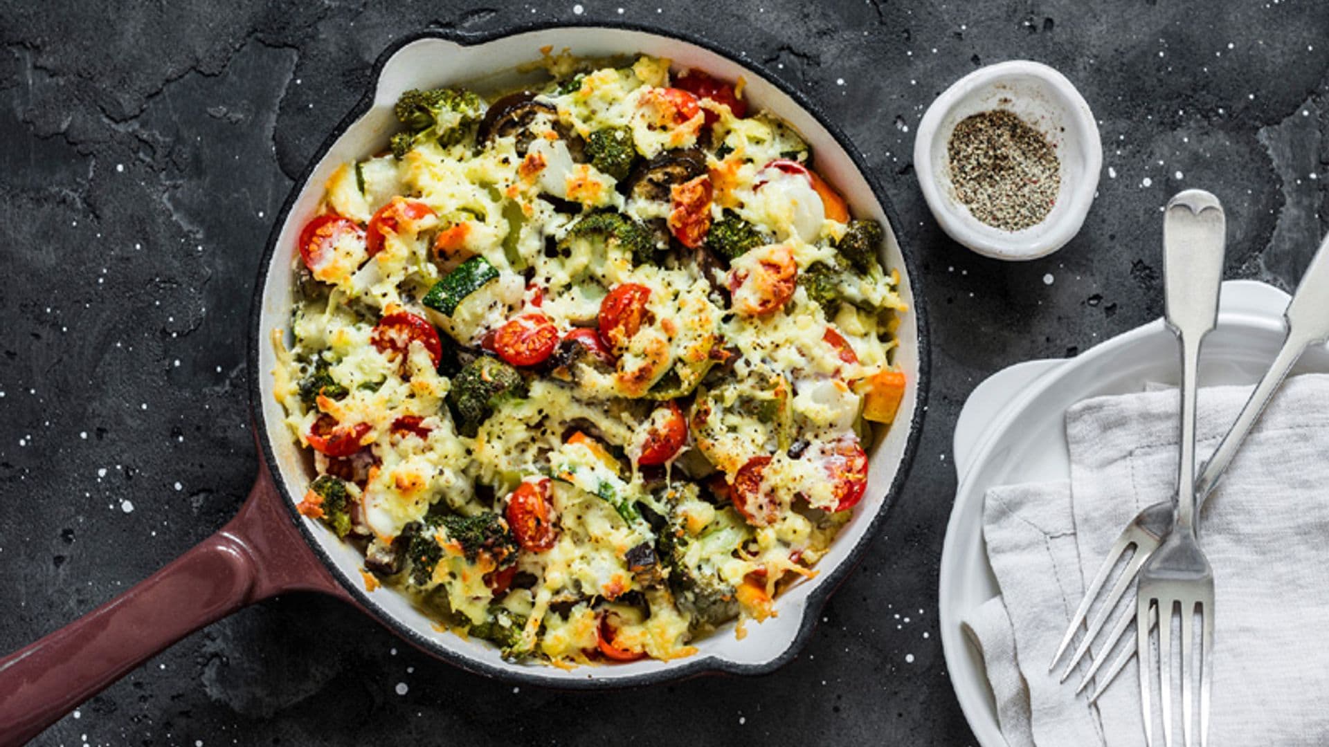 Cazuela vegetariana de 'ratatouille' gratinada con queso