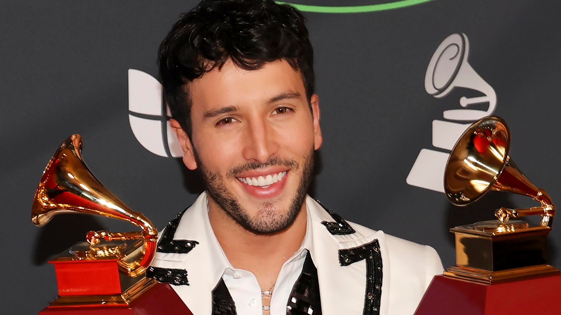 Sebastián Yatra recibe su Latin Grammy y se lo dedica con mucho cariño a su abuelo