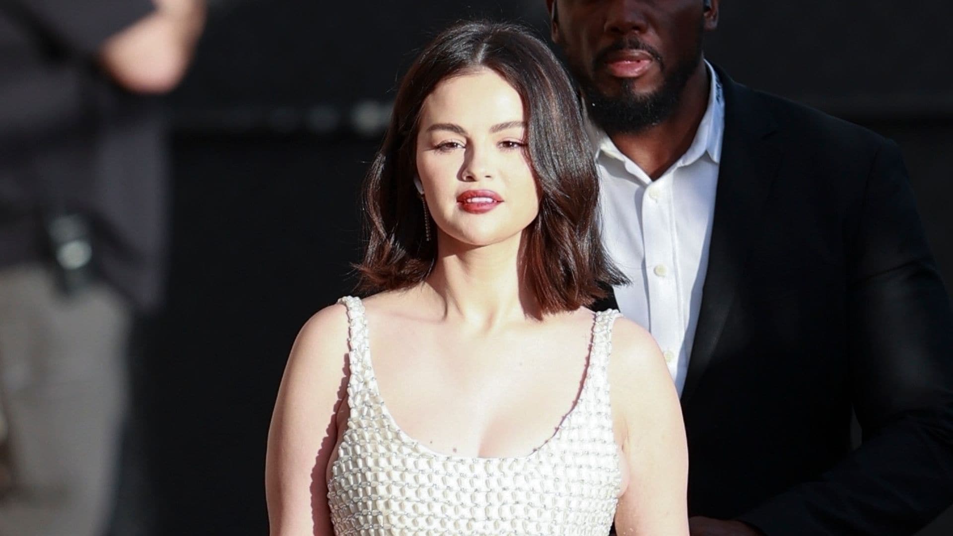 Selena Gomez se viste de blanco en televisión, ¿es una pista sobre su futuro look nupcial?