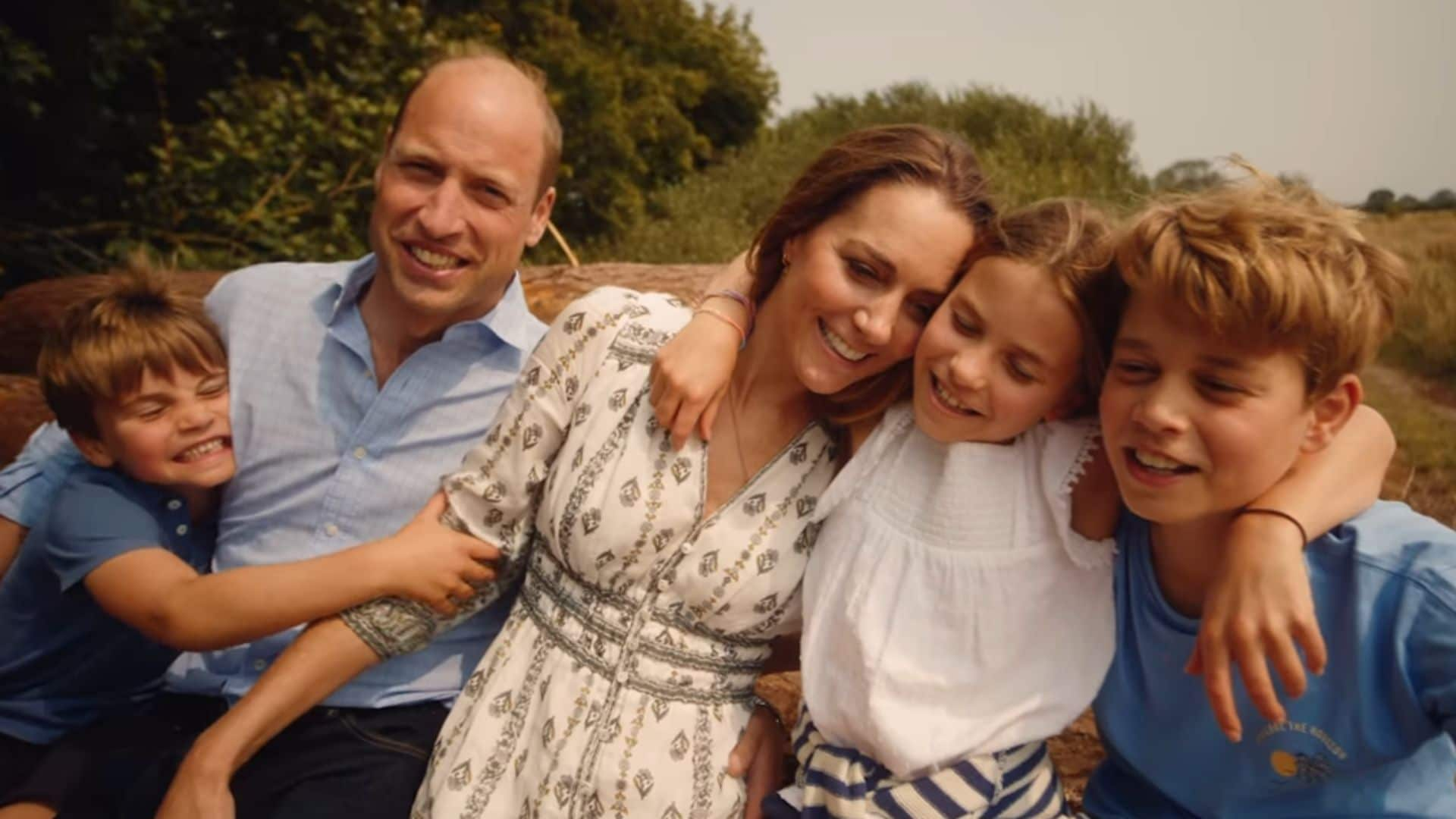 Los príncipes de Gales con sus hijos en el video del que se extrajo la foto para su postal navideña