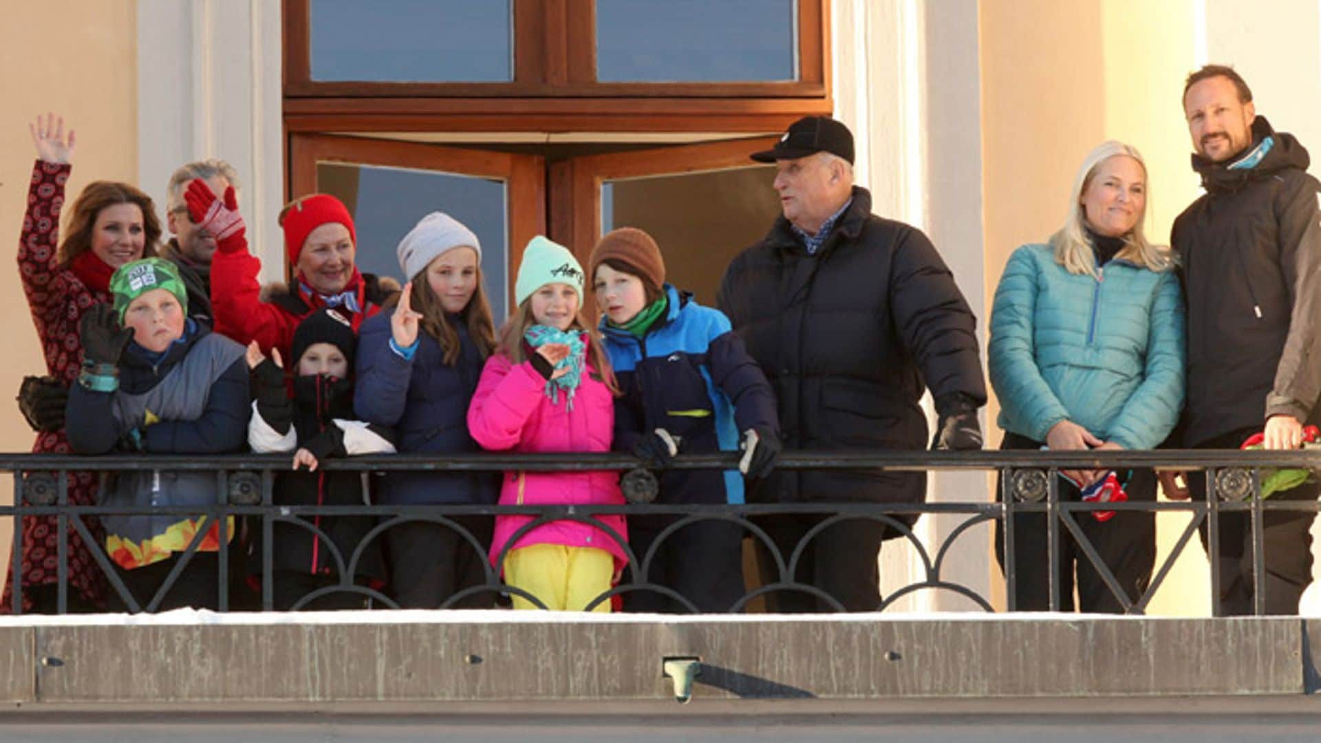 Esquí, deslizamiento sobre hielo o disparo láser... ¡La divertida yincana de la Familia Real noruega!