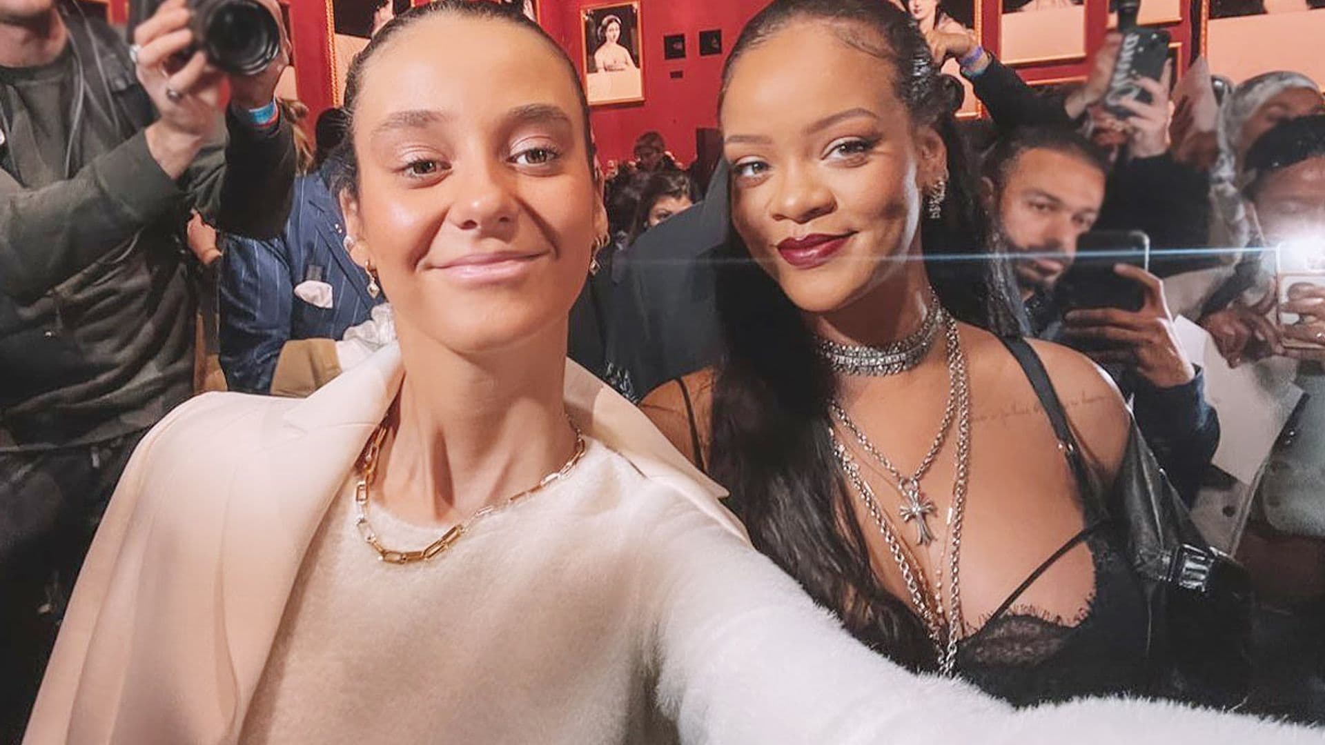 Victoria de Marichalar, como una auténtica estrella junto a Rihanna en la semana de la moda de París