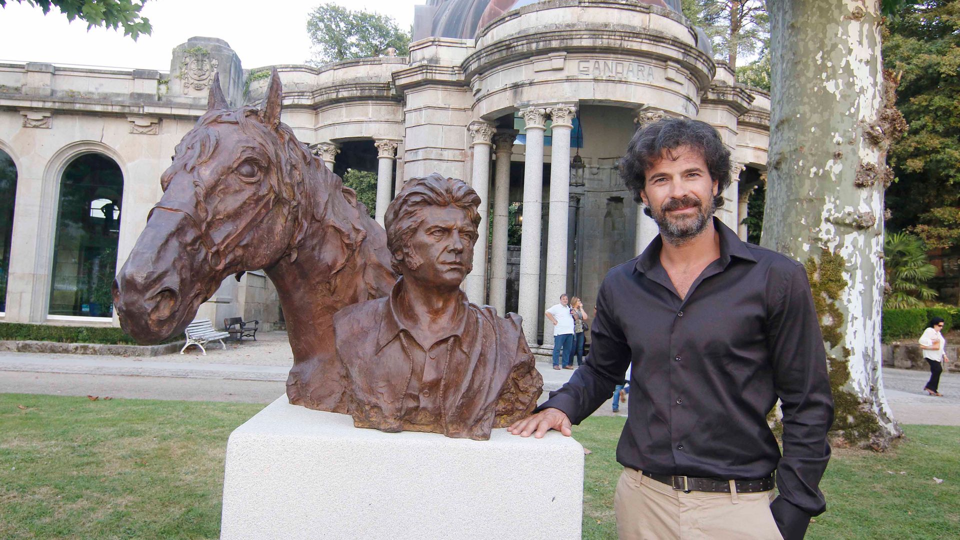 Vandalizan la estatua de Sancho Gracia coincidiendo con la sentencia a cadena perpetua de su nieto