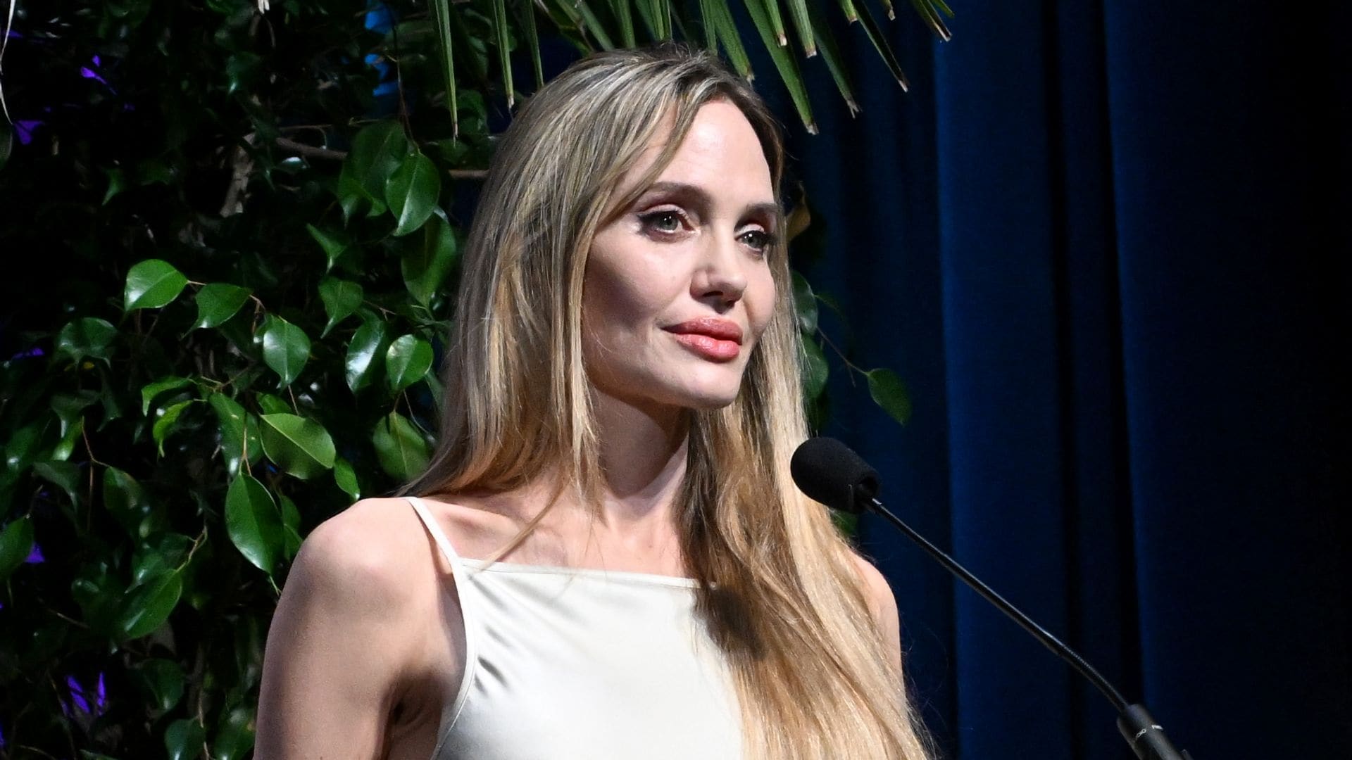 Las emocionantes palabras de Angelina Jolie sobre su madre al recibir un premio