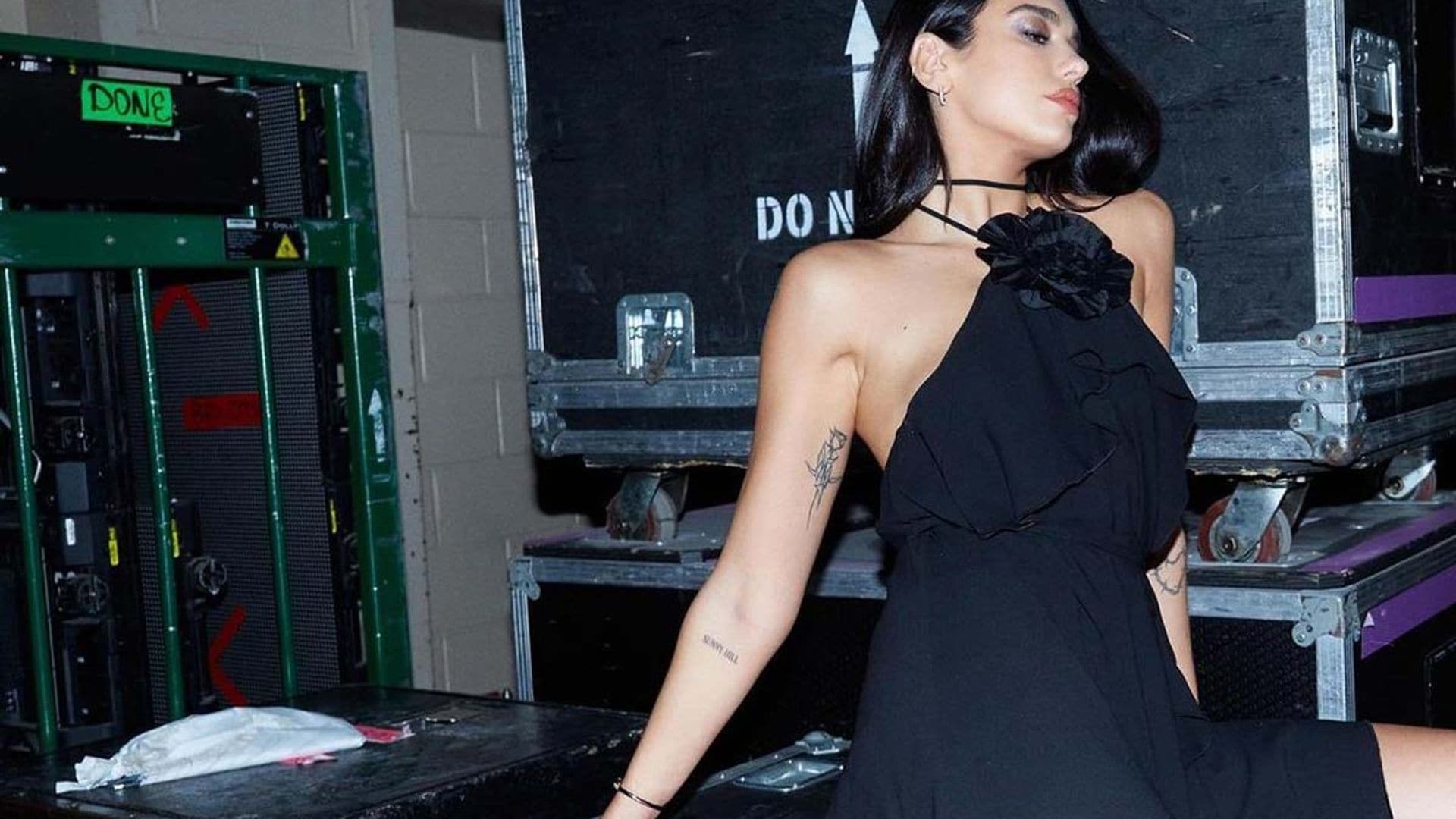 El vestido de Dua Lipa de estilo 'Y2K' ¿inspirado en Penélope Cruz?